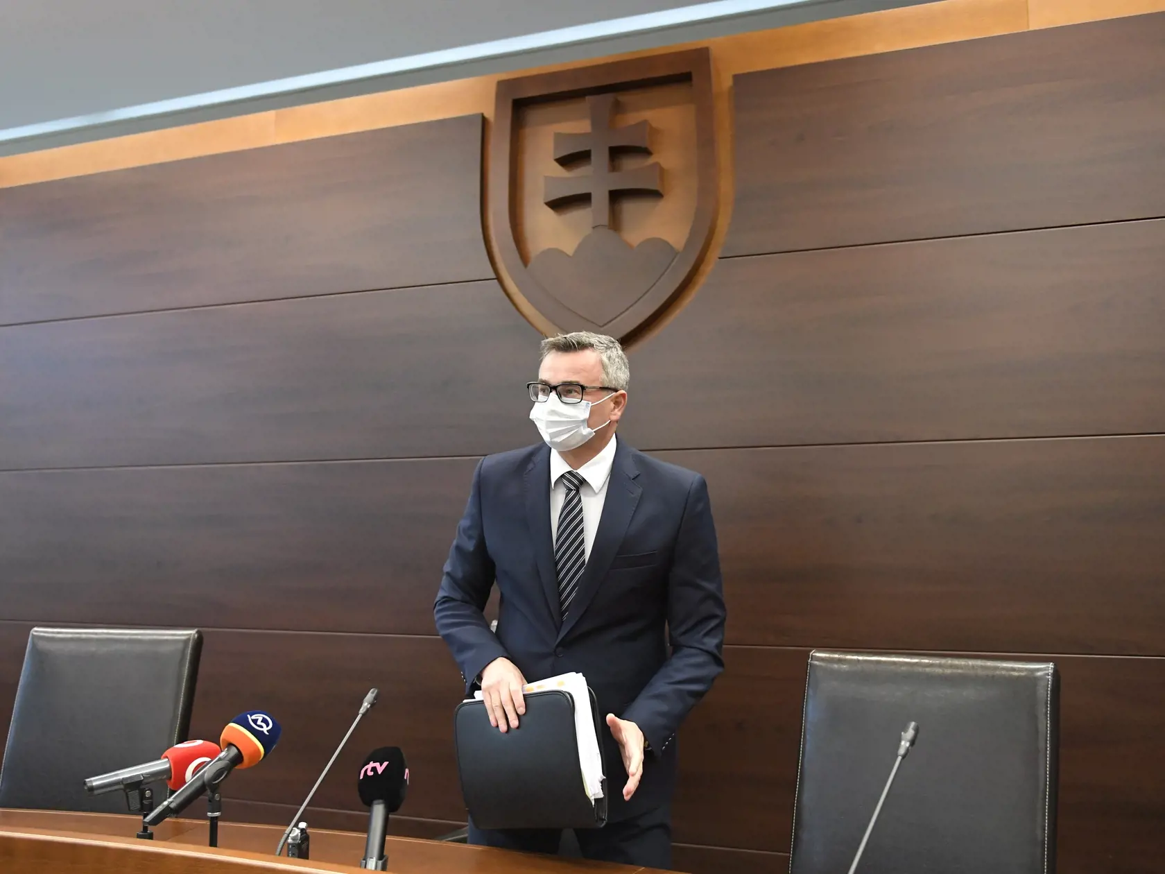 Predseda ÚS SR Ivan Fiačan počas oznámenia rozhodnutia ÚS SR po neverejnom zasadnutí pléna ÚS. Uznesenie vlády o vyhlásení núdzového stavu od 1. októbra je v súlade s Ústavou SR a ústavným zákonom o bezpečnosti štátu v čase vojny, vojnového stavu, výnimočného stavu a núdzového stavu. V Košiciach, 14. októbra 2020.