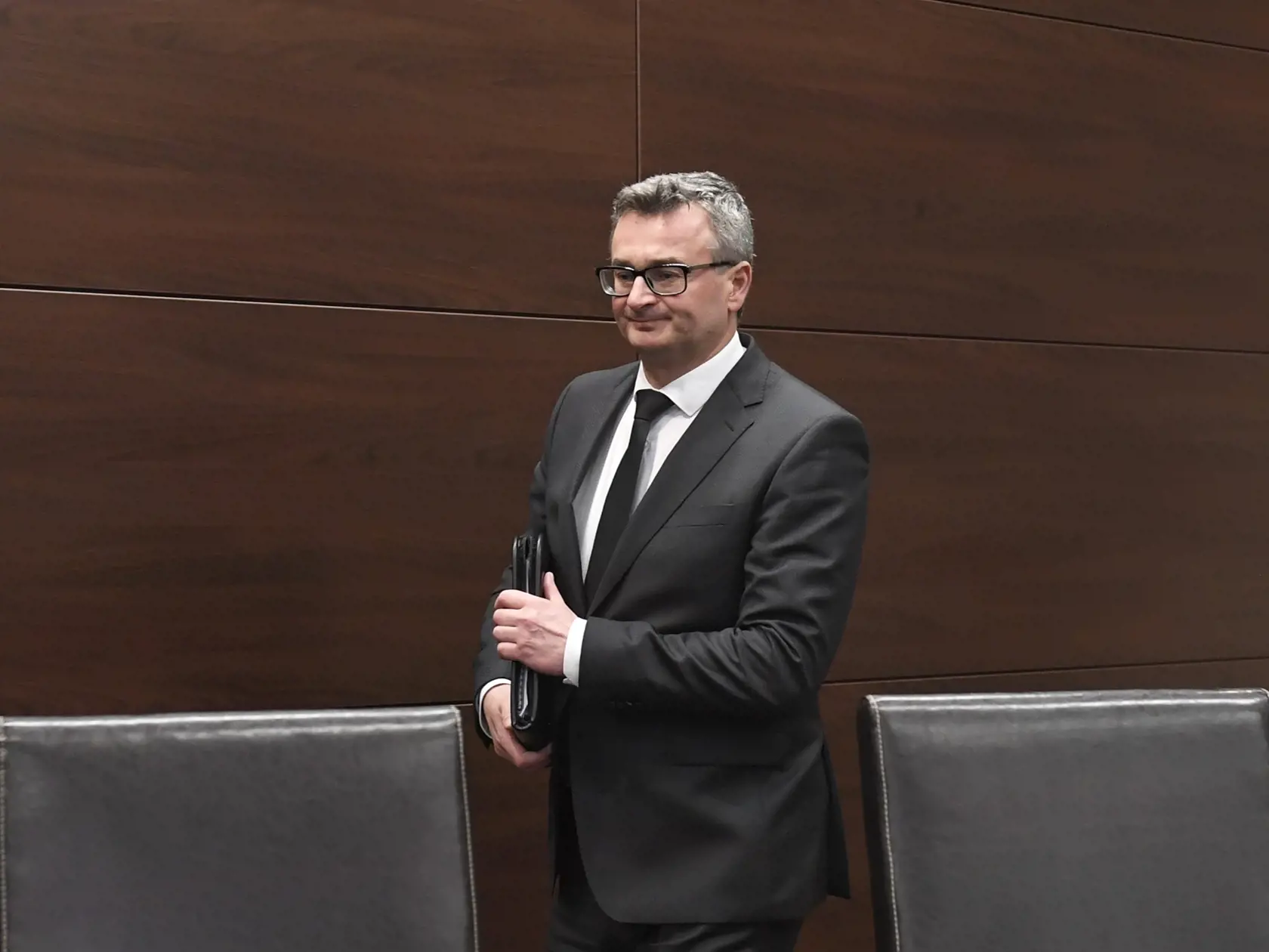 Predseda Ústavného súdu (ÚS) SR Ivan Fiačan prichádza na brífing o rozhodnutí ÚS SR k žiadosti generálneho prokurátora o súhlas na vzatie sudcov do väzby v Košiciach 12. marca 2020. ÚS SR vo štvrtok vyslovil súhlas so vzatím do väzby u piatich z celkovo 13 sudcov, ktorých v stredu (11.3.) polícia zadržala a sú obvinení z korupčných trestných činov. U ôsmich obvinených sudcov súhlas na ich väzobné stíhanie, o ktoré žiadal generálny prokurátor, ÚS nedal.