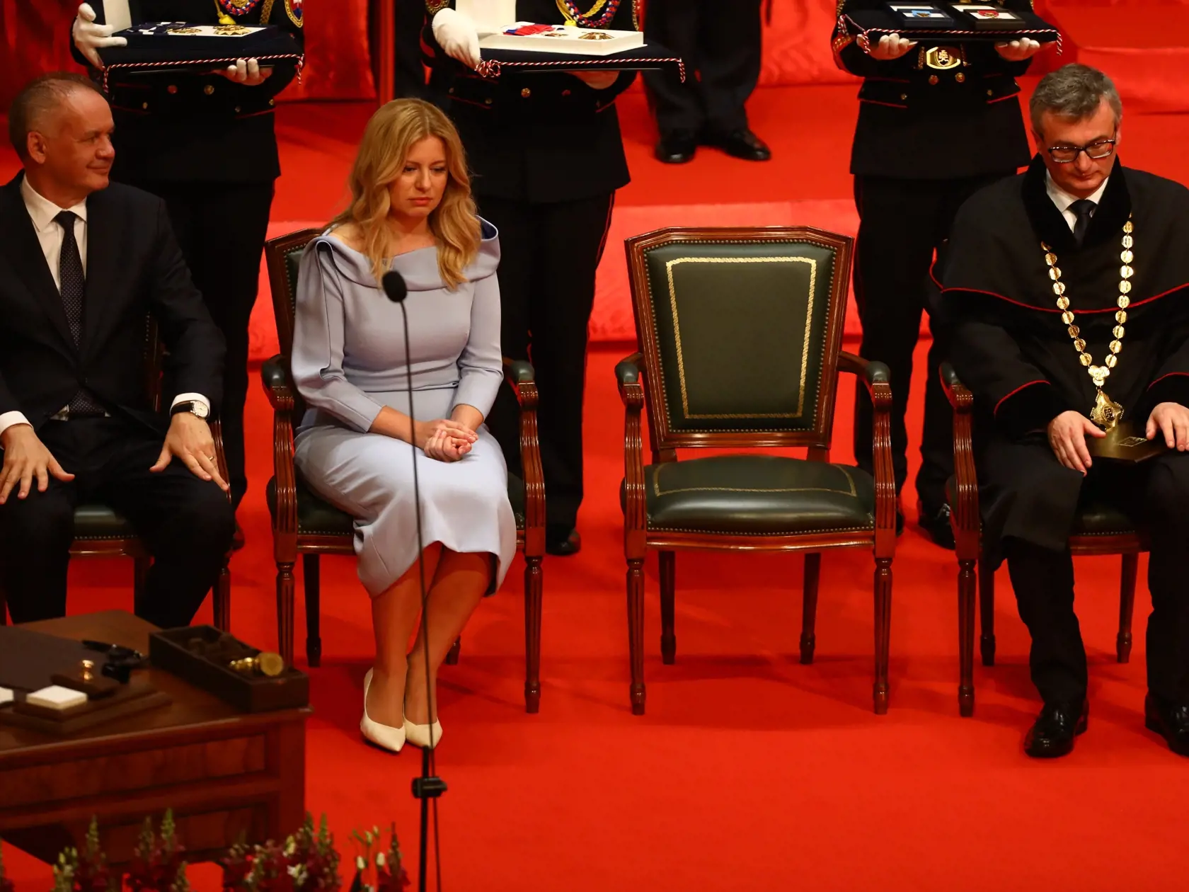 Nová prezidentka Zuzana Čaputová. Na snímke je aj bývalý prezident Andrej Kiska a predseda najvyššieho súdu Ivan Fiačan.