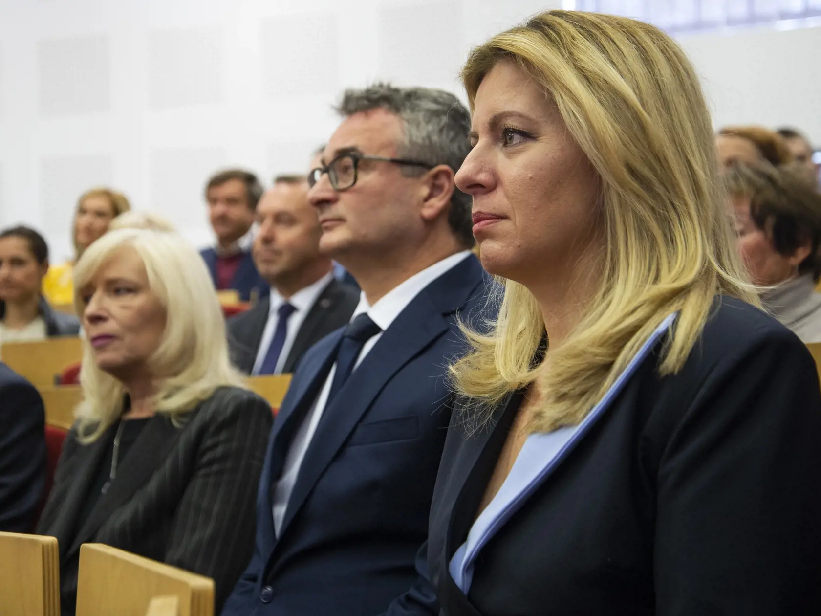 Prezidentka SR Zuzana Čaputová, predseda Ústavného súdu SR Ivan Fiačan a dekanka Fakulty masmédií Paneurópskej vysokej školy (PVŠ) Iveta Radičová počas konferencie Pravda, lož a sloboda slova: 30 rokov po páde totality na Fakulte práva PVŠ v Bratislave 14. novembra 2019.