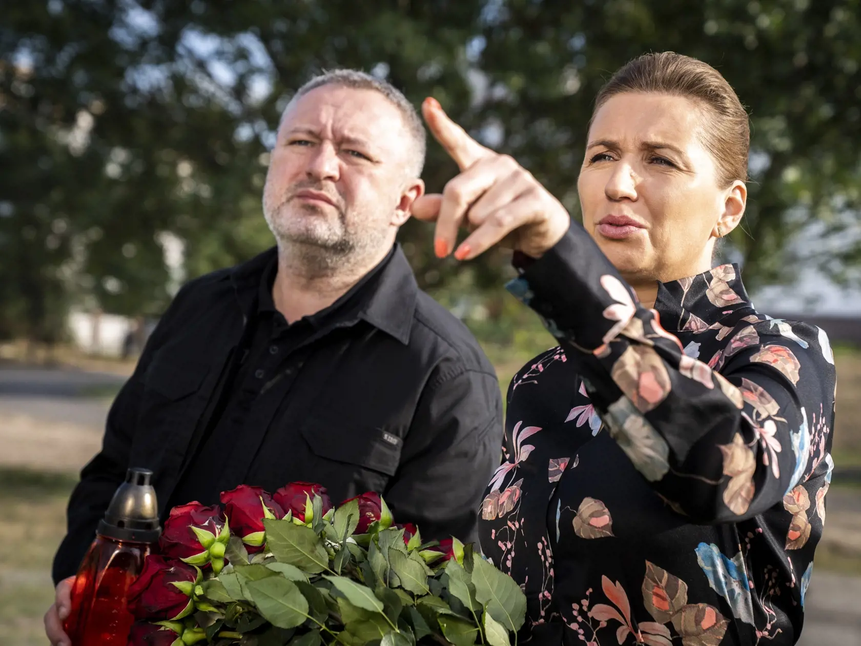 Dánska premiérka Mette Frederiksenová (vpravo) navštívila pravoslávny kostol sv. Andreja v sprievode štátneho prokurátora Andrija Kostina v ukrajinskom meste Buča pri Kyjeve 6. septembra 2023.
