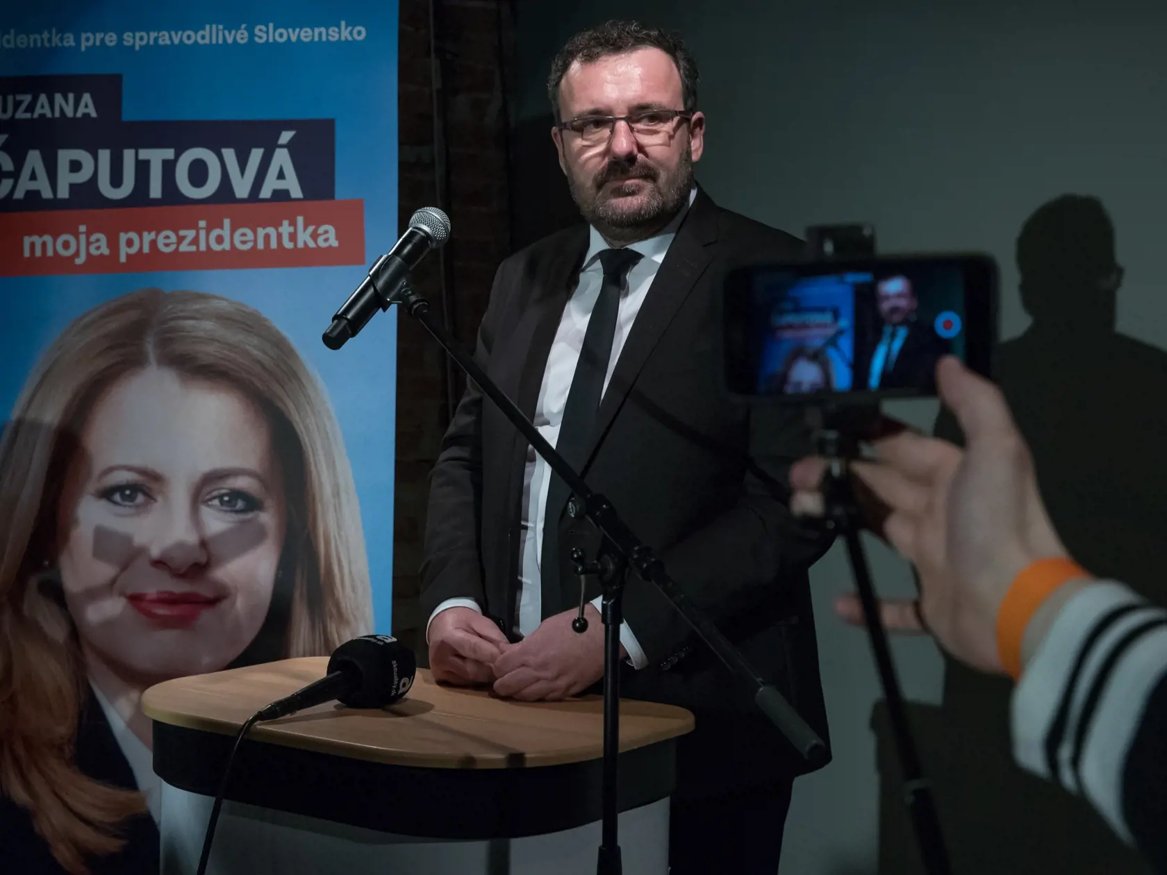 Atmosféra vo volebnej centrále kandidátky na post prezidenta SR Zuzany Čaputovej, v bratislavskom Design Factory v čase tesne pred uzatvorením volebných miestností. Partner Zuzany Čaputovej, Peter Konečný predstúpil pred média.