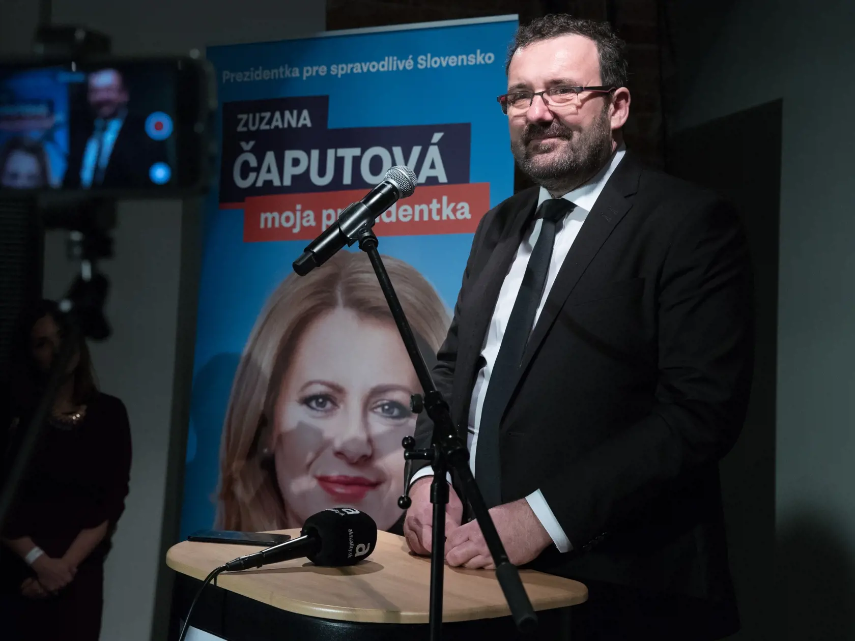 Atmosféra vo volebnej centrále kandidátky na post prezidenta SR Zuzany Čaputovej, v bratislavskom Design Factory v čase tesne pred uzatvorením volebných miestností. Partner Zuzany Čaputovej, Peter Konečný predstúpil pred média.