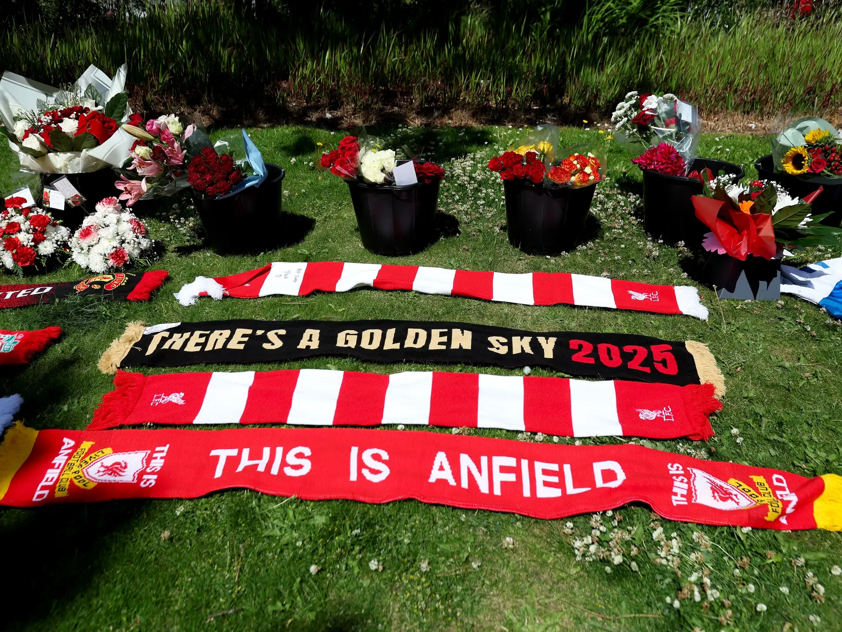 Fanúšikovia Liverpoolu si pri štadióne Anfield Road uctili zosnulého Dioga Jotu.
