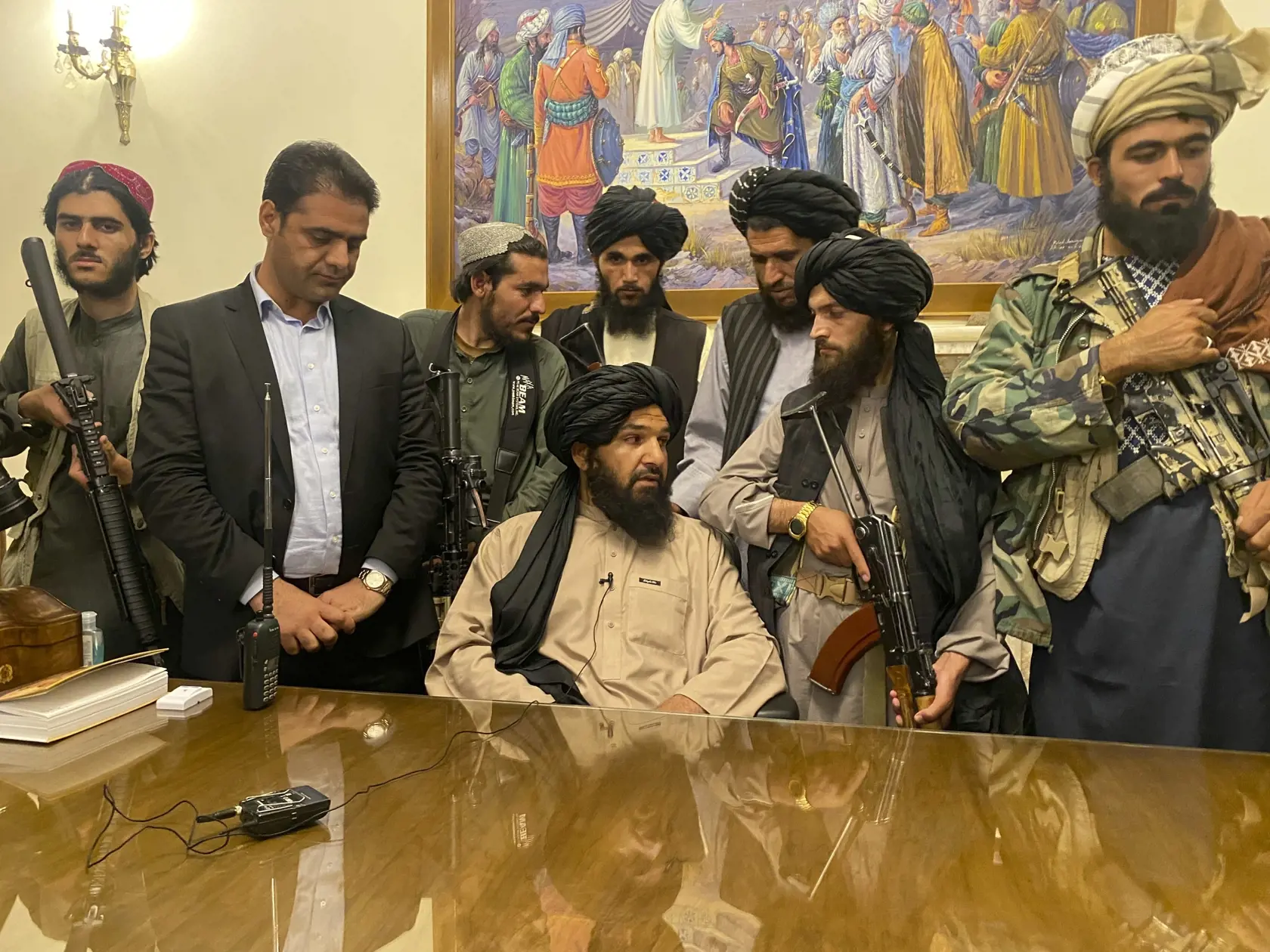 Taliban ohlásil víťazstvo z prezidentského paláca v Kábule.