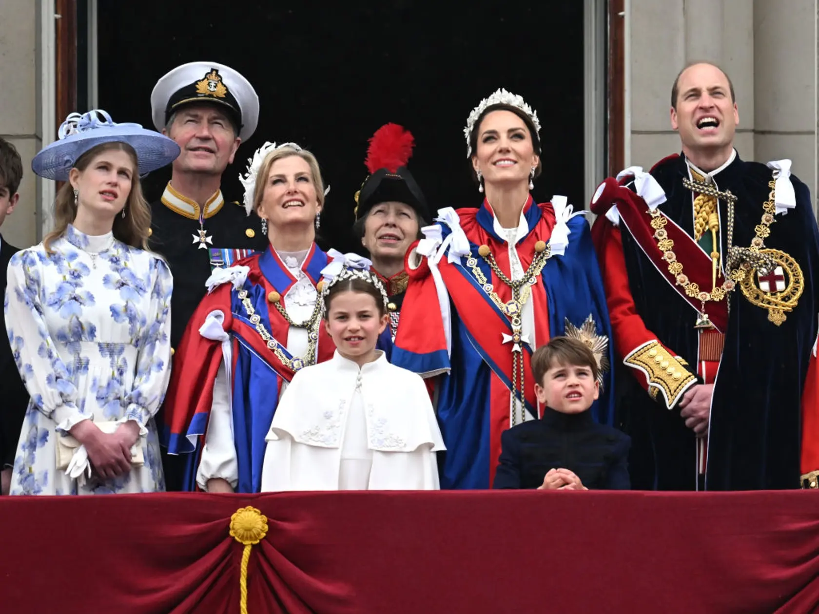 Princ Louis predviedol počas korunovácie plejádu grimás.
