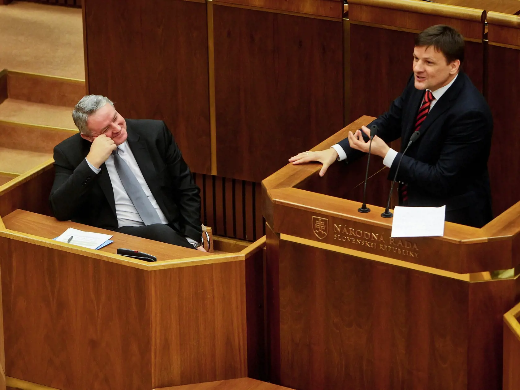 Alojz Hlina sa preslávil najmä svojským štýlom politiky. Známe sú jeho verejné vystúpenia, zamurovanie vchodu do nebankovky či bitka v parlamente s exposlancom Martvoňom za Smer.