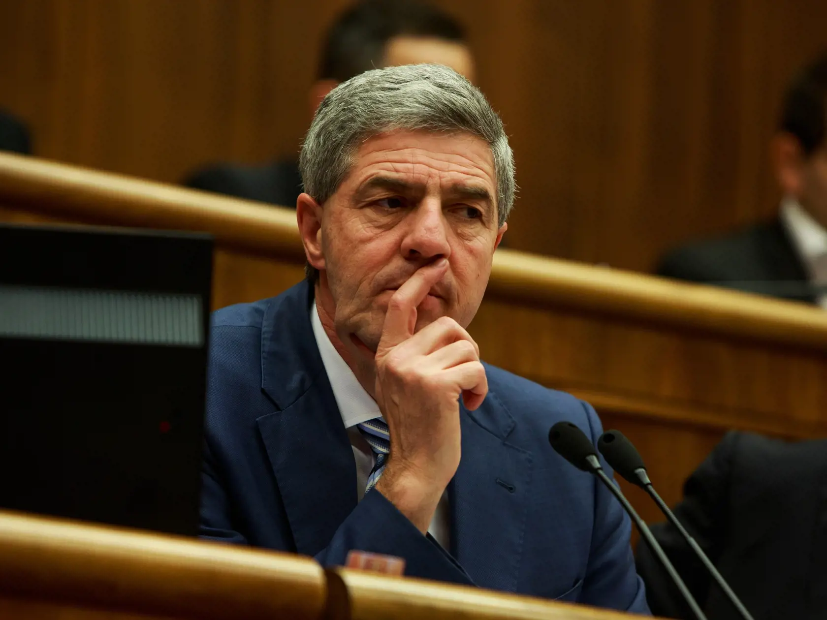 Béla Bugár (64): Bývalý predseda Mostu-Híd je relatívne čerstvým politickým dôchodcom. A hoci dnes sa venuje predovšetkým rodine, podľa vlastných slov si dokáže čas na viacero koníčkov. „Čas venujem hlavne skoro dvojročnej vnučke a práci v záhrade," prezrádza Bugár, ktorý však následne poriadne prekvapil. „Mám aj zbrojný preukaz a v Šamoríne máme konečne otvorenú strelnicu," zaskočil nás expolitik, ktorý vraj vlastní až tri strelné zbrane.