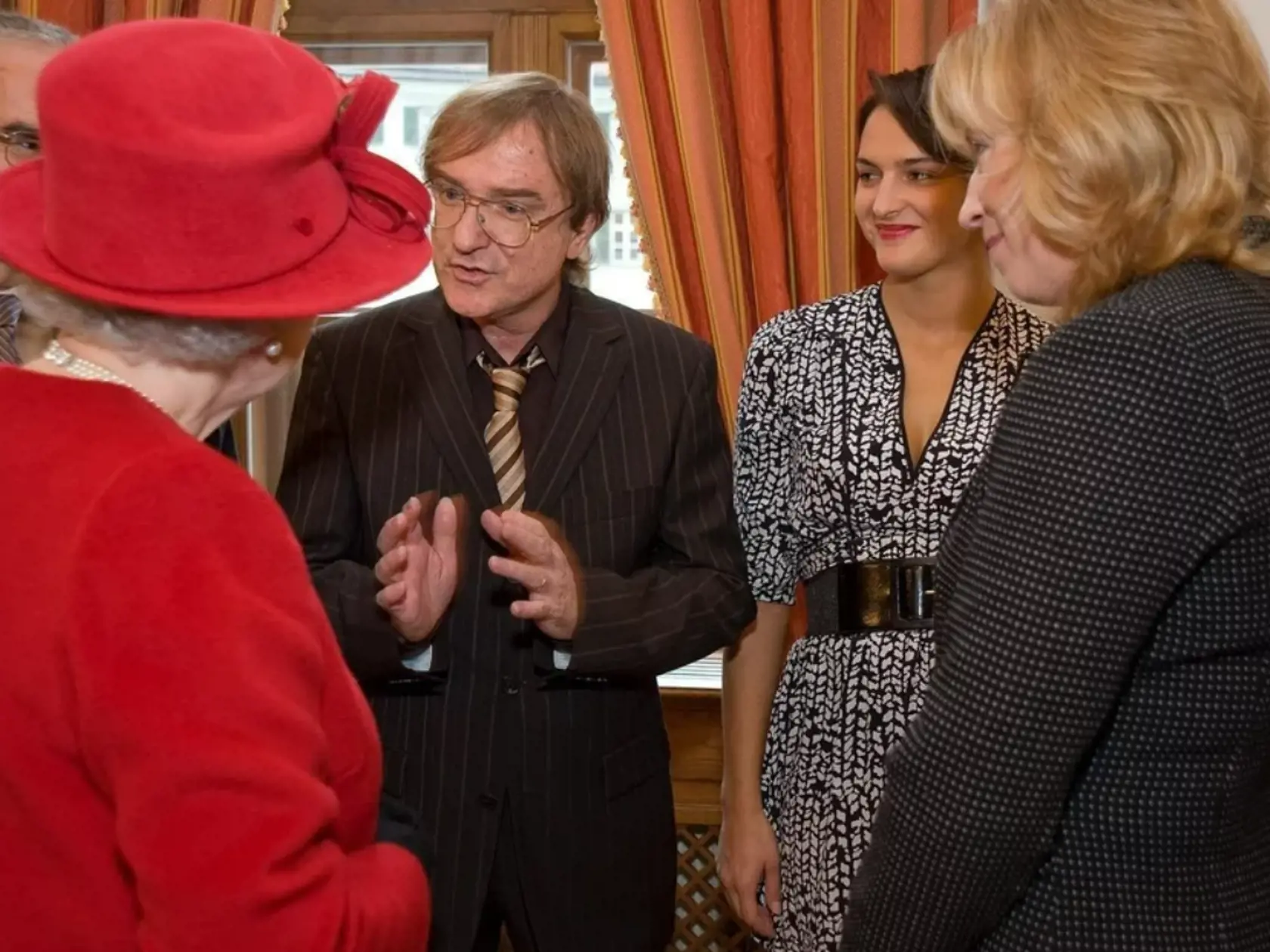 Meky Žbirka počas stretnutia s kráľovnou v roku 2008, na fotke aj speváčka Jana Kirschner a expremiérka Iveta Radičová.