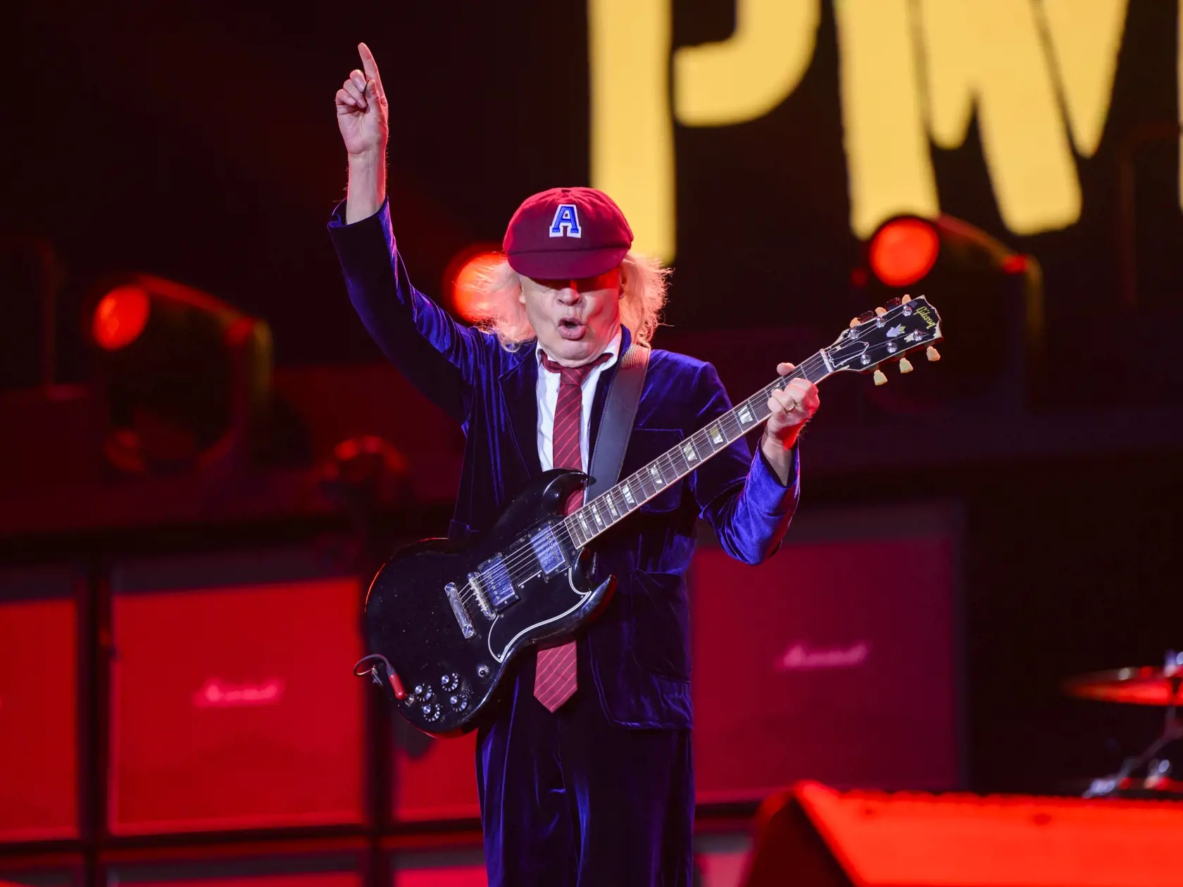 Na snímke gitarista Angus Young počas koncertu austrálskej hardockovej kapely AC/DC v rámci európskej časti turné Power Up na Starom letisku v bratislavských Vajnoroch 21. júla 2024. FOTO TASR - Jaroslav Novák