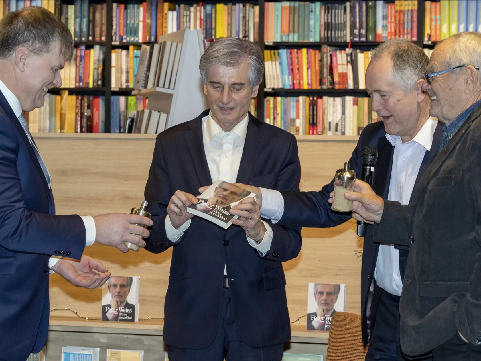 Krst knihy Máme republiku, ktorej autorom je Peter Weiss, bývalý slovenský ľavicový politik a vysokoškolský učiteľ a diplomat. Akciu moderoval Pavol Demeš, hosťom bol Milan Kňažko, ktorý knihu pokrstil spoločne s aktuálnym velvyslancom Českej republiky na Slovensku Rudolfom Jindrákom. 