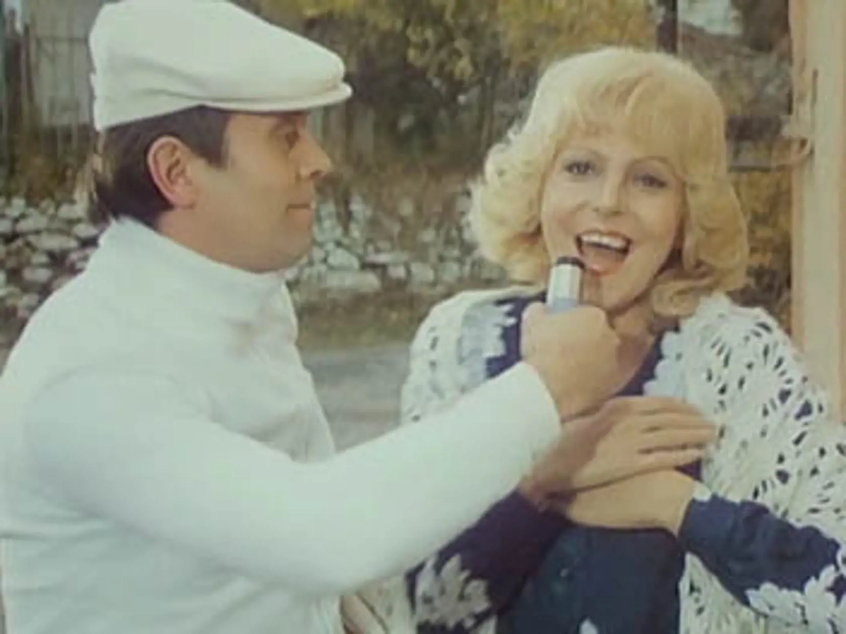 Hana Zagorová na zábere s Josefom Abrhámom vo filme Trhák.