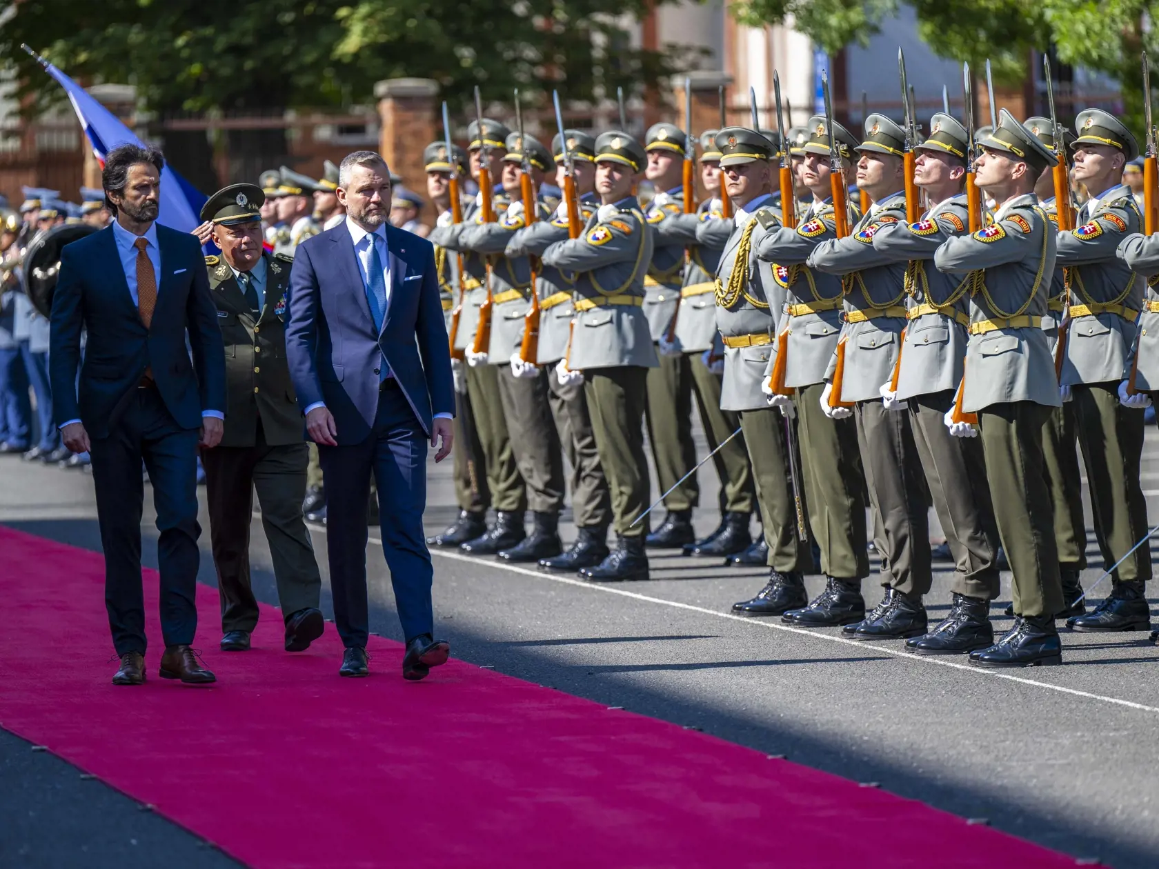 Na snímke hlavný veliteľ Ozbrojených síl SR a prezident SR Peter Pellegrini (vpravo), ktorého vítajú minister obrany SR Robert Kaliňák (vľavo, Smer-SD) a náčelník generálneho štábu Ozbrojených síl (OS) SR Daniel Zmeko počas návštevy ministerstva obrany v Bratislave v stredu 24. júla 2024.