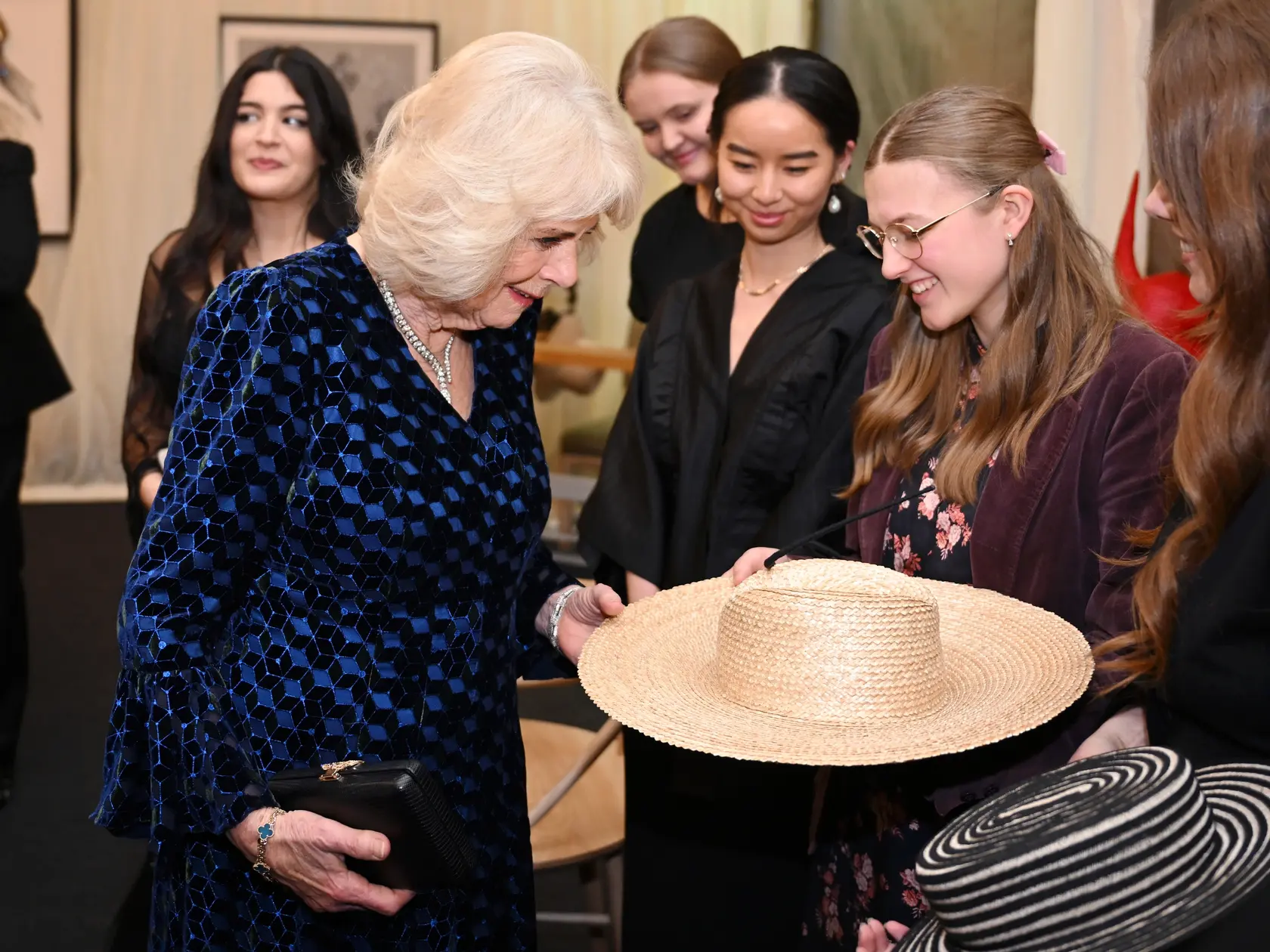 Kráľovná Camilla si počas večere v Highgrove House v Tetbury pozrela aj klobúky.