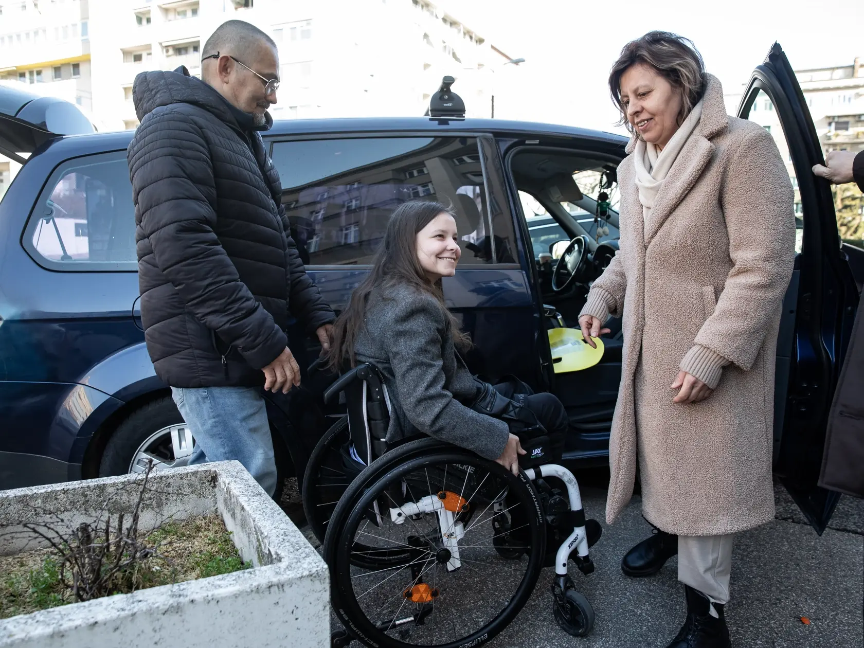 „Chcela som so prísť a pozrieť sa mu do očí, aby ma videl, že čo spravila tá jeho nezodpovednosť. Neverím jeho slovám o ospravedlnení. Bola som tam a viem ako to prebiehalo a vedia to aj po mojej výpovedi a úprimne, nestotožňujem sa s tým, čo tam zaznelo. Zatiaľ sa sústreďujem na rehabilitácie a hlavne aby sa tie bolesti nejako odstránili. Kvôli ním nespávam a obmedzuje ma to vo všetkom,“ pokračovala ďalej.
