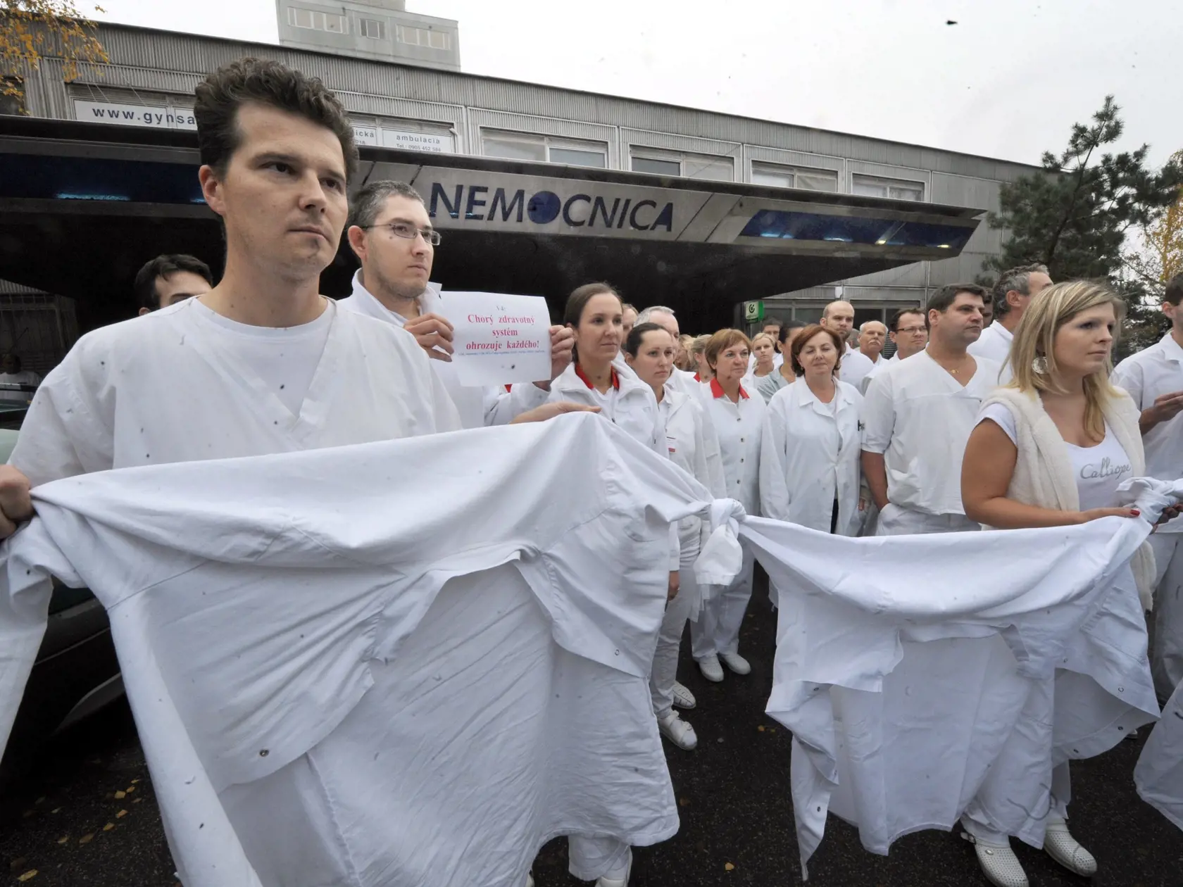 Protesty lekárov sa opakujú pravidelne a to nielen na Slovensku. Lekárske odborové združenie v spolupráci s partnerskými organizáciami z ostatných troch krajín V4 – Českej republiky, Poľska a Maďarska, zorganizovalo spoločný protest lekárov týchto krajín. Protest  sa uskutočnil 20. novembra 2012 vo  všetkých  štyroch  krajinách  naraz,  so  symbolickým  začiatkom päť minút po dvanástej. Jeho cieľom je pripomenúť vládam týchto krajín ich záväzok voči zdravotníctvu. Na snímke lekári a zdravotníci na protestnom zhromaždení pred Univerzitnou nemocnicou na bratislavských Kramároch. 