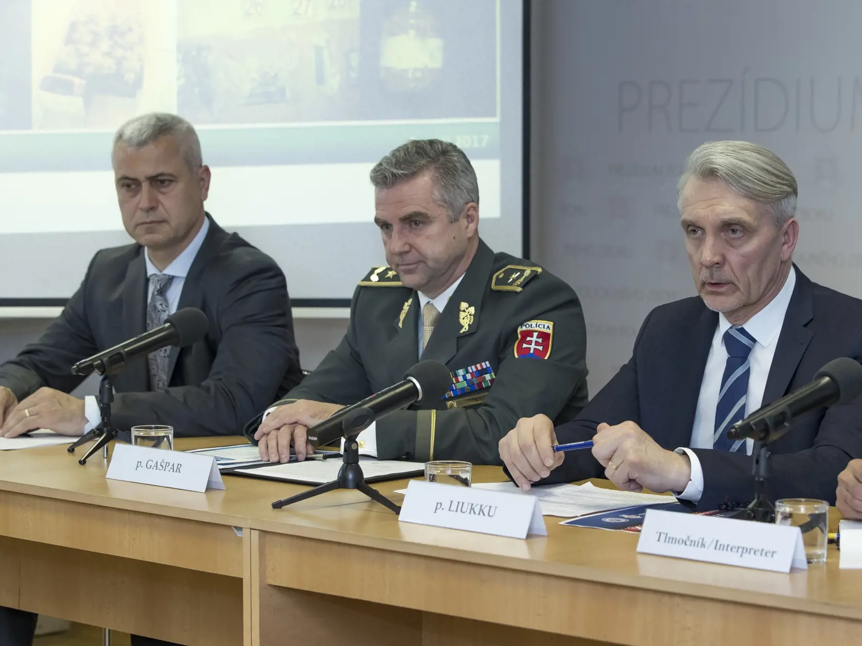 Spolocna tlacovka policajneho prezidenta Tibora Gaspara a zastupcu Europolu Jari Liukku k prvemu vyriesenemu pripadu v spojitosti s ilegalnym obchodovanim na sieti darknet. Na snimke zlava je Peter Hrasko,Tibor Gaspar a Jari Liukku