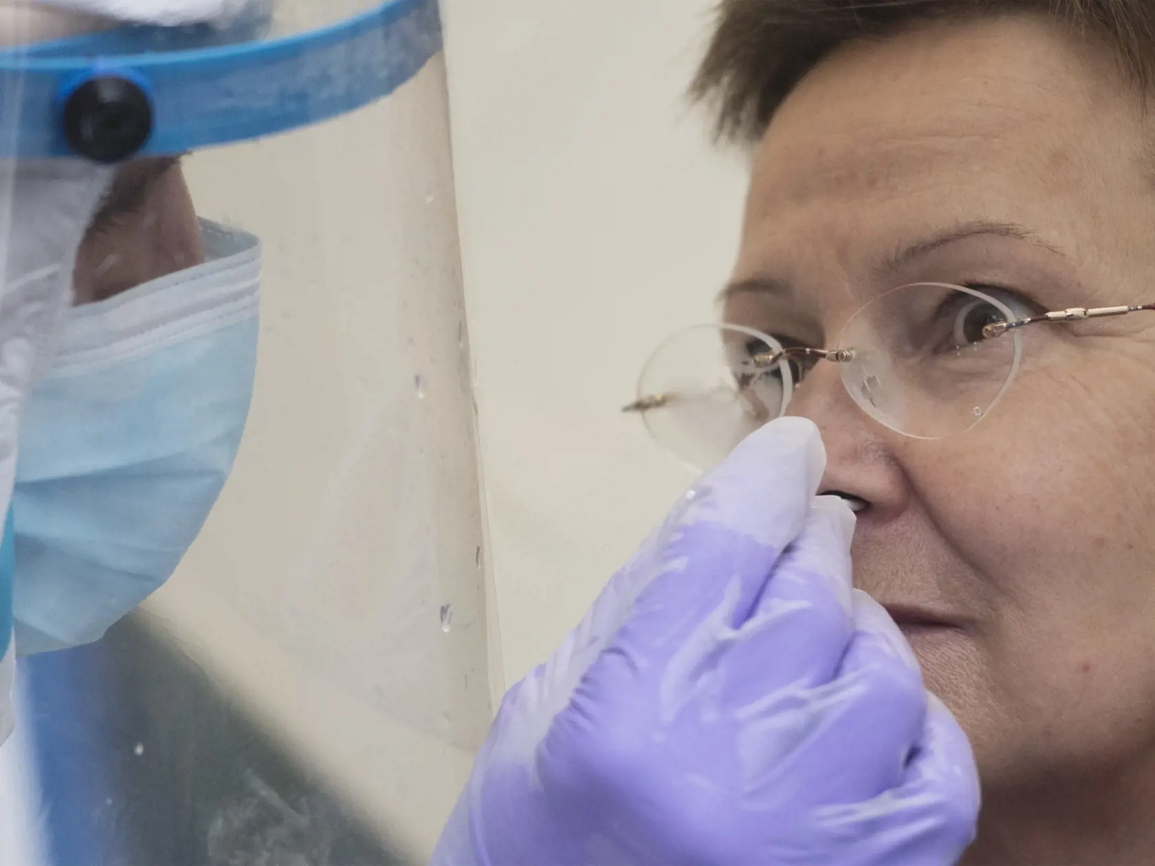 Na snímke žena počas testovania na nový koronavírus na odbernom mieste 30. októbra 2020 v Bratislave. Bratislavský samosprávny kraj testoval svojich zamestnancov na nový koronavírus. FOTO TASR - Martin Baumann