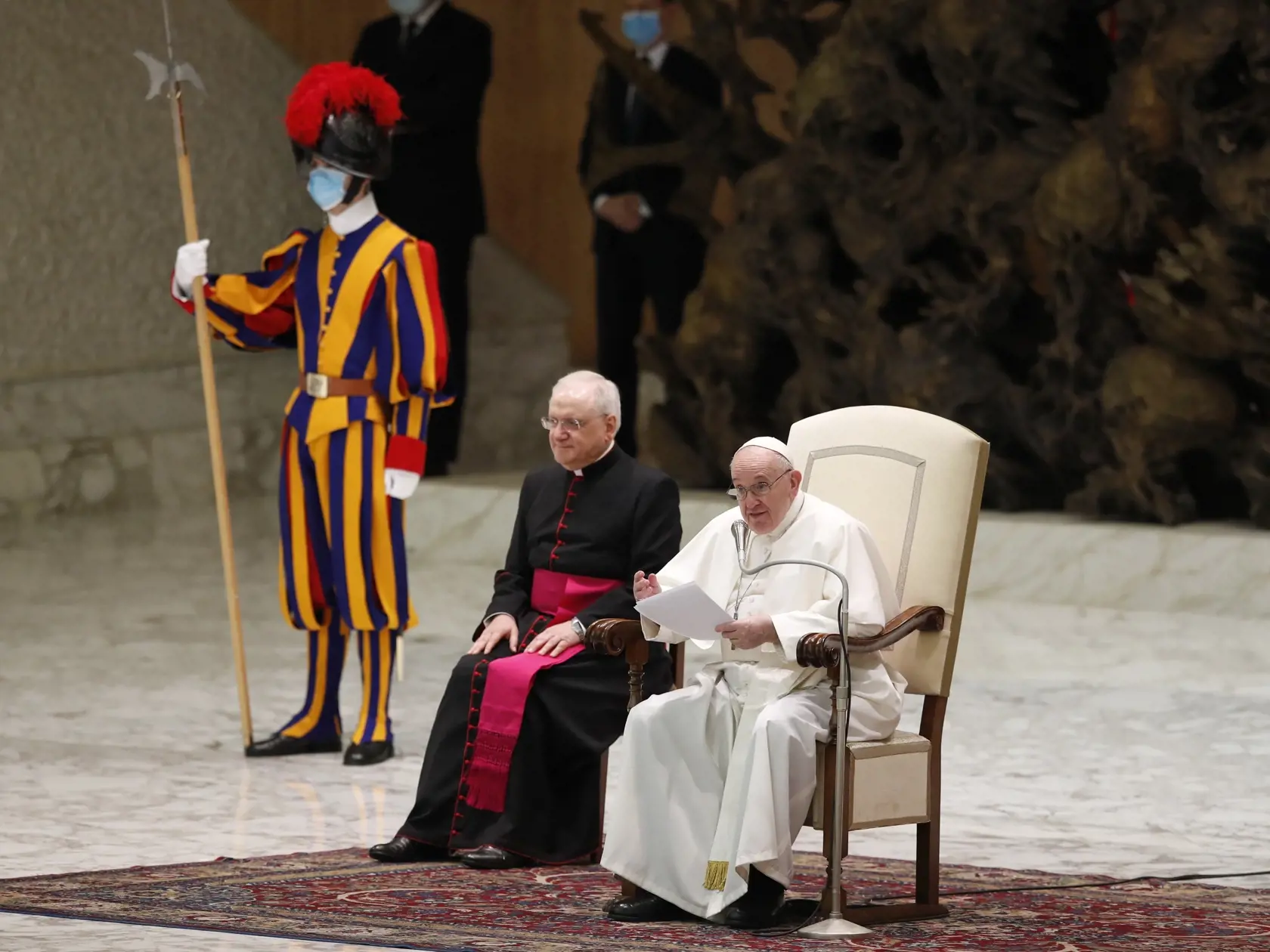 EBE 24 Vatikán - Na snímke vpravo pápež František číta posolstvo počas pravidelnej generálnej audiencie vo Vatikáne 28. októbra 2020. FOTO TASR/AP
Pope Francis holds his weekly general audience at the Vatican Wednesday, Oct. 28, 2020. (AP Photo/Alessandra Tarantino)