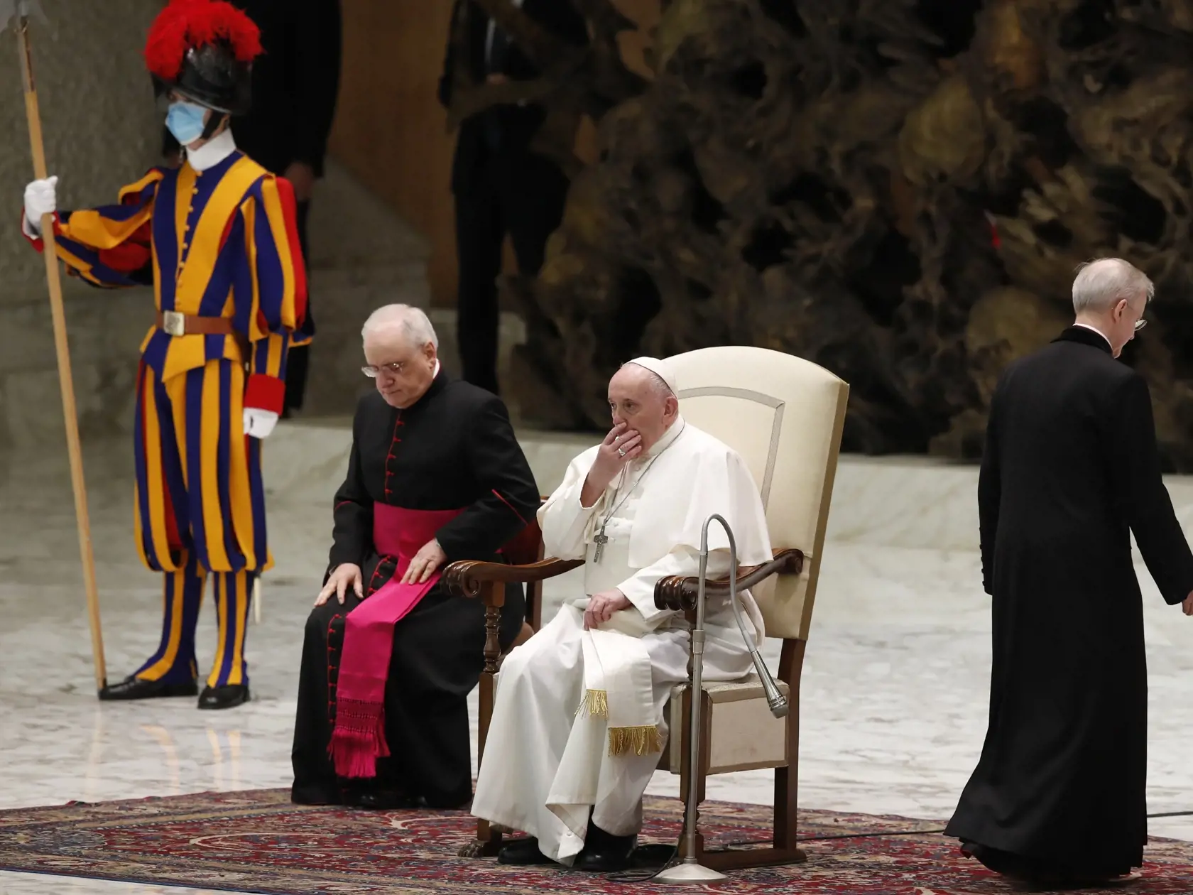 EBE 23 Vatikán - Na snímke uprostred pápež František počas pravidelnej generálnej audioencie vo Vatikáne 28. októbra 2020. FOTO TASR/AP
Pope Francis holds his weekly general audience at the Vatican Wednesday, Oct. 28, 2020. (AP Photo/Alessandra Tarantino)