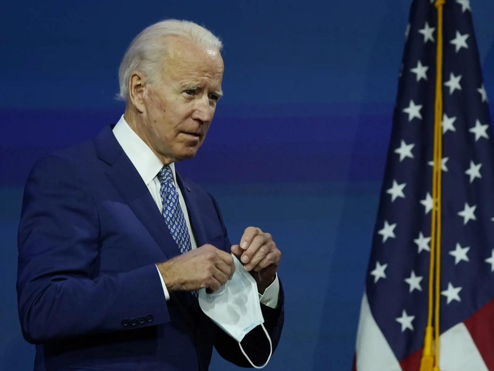 WA 25 Wilmington - Novozvolený americký prezident Joe Biden s ochranným rúškom v ruke  prichádza k rečníckemu pultu vo Wilmingtone v pondelok 9. novembra 2020. FOTO TASR/AP 

After removing his face mask as he walked on stage, President-elect Joe Biden continues to the podium to speak at The Queen theater, Monday, Nov. 9, 2020, in Wilmington, Del. (AP Photo/Carolyn Kaster)