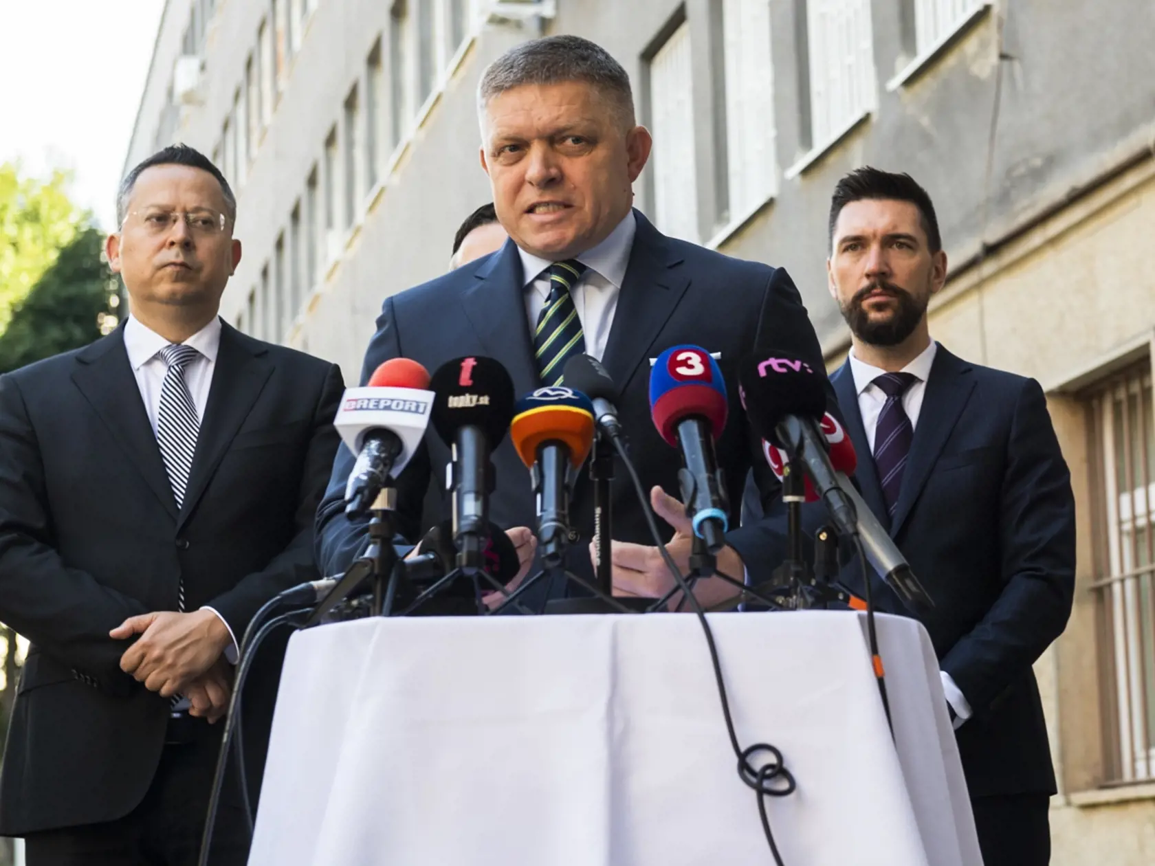 Na snímke zľava podpredseda SMER-SD Ladislav Kamenický, predseda SMER-SD Robert Fico a podpredseda SMER-SD Richard Takáč počas tlačovej konferencie predstaviteľov strany SMER – SD k verejnému trestnému oznámeniu v Bratislave 16. júla 2021. FOTO TASR - Jaroslav Novák