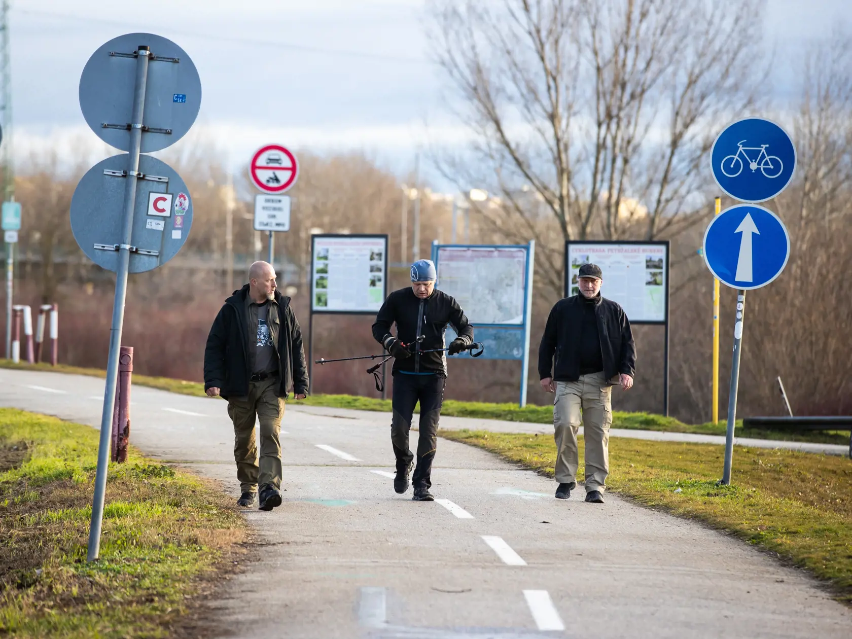 Premiér Robert Fico (Smer) podľahol trendu nordic walkingu a svoje telo dostáva po atentáte opäť do formy. Takto trénoval na hrádzi pri Bratislave v sprievode ochrankárov.