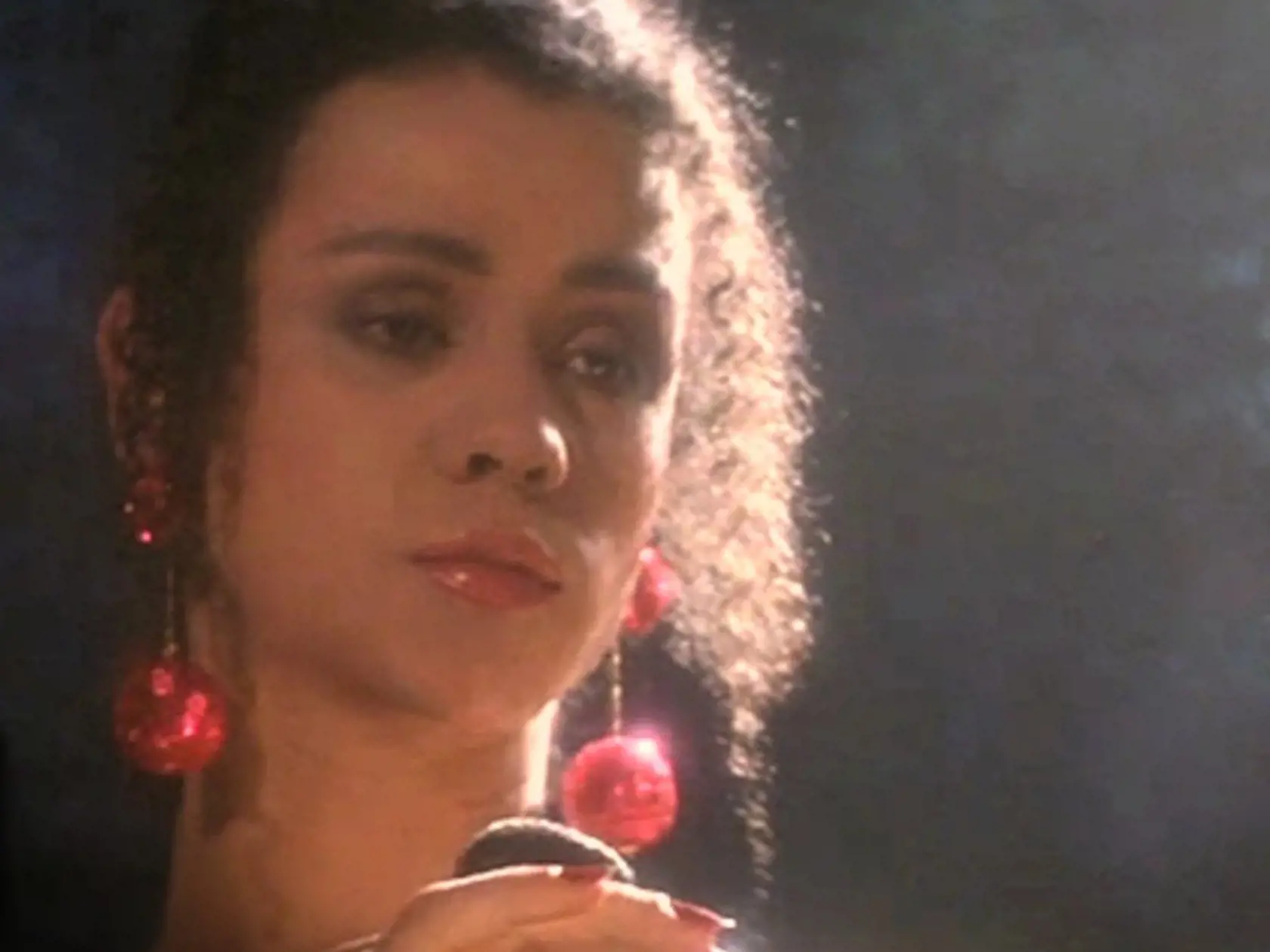 Jaye Davidson ako transvestita Dil v Hre na plač