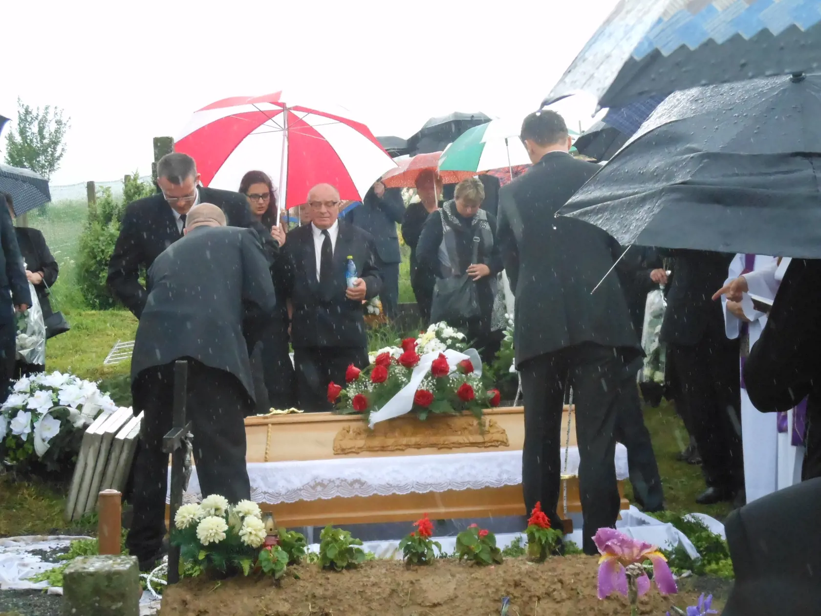 Pohreb Václavy (†20), uložili ju do hrobu jej starých rodičov.