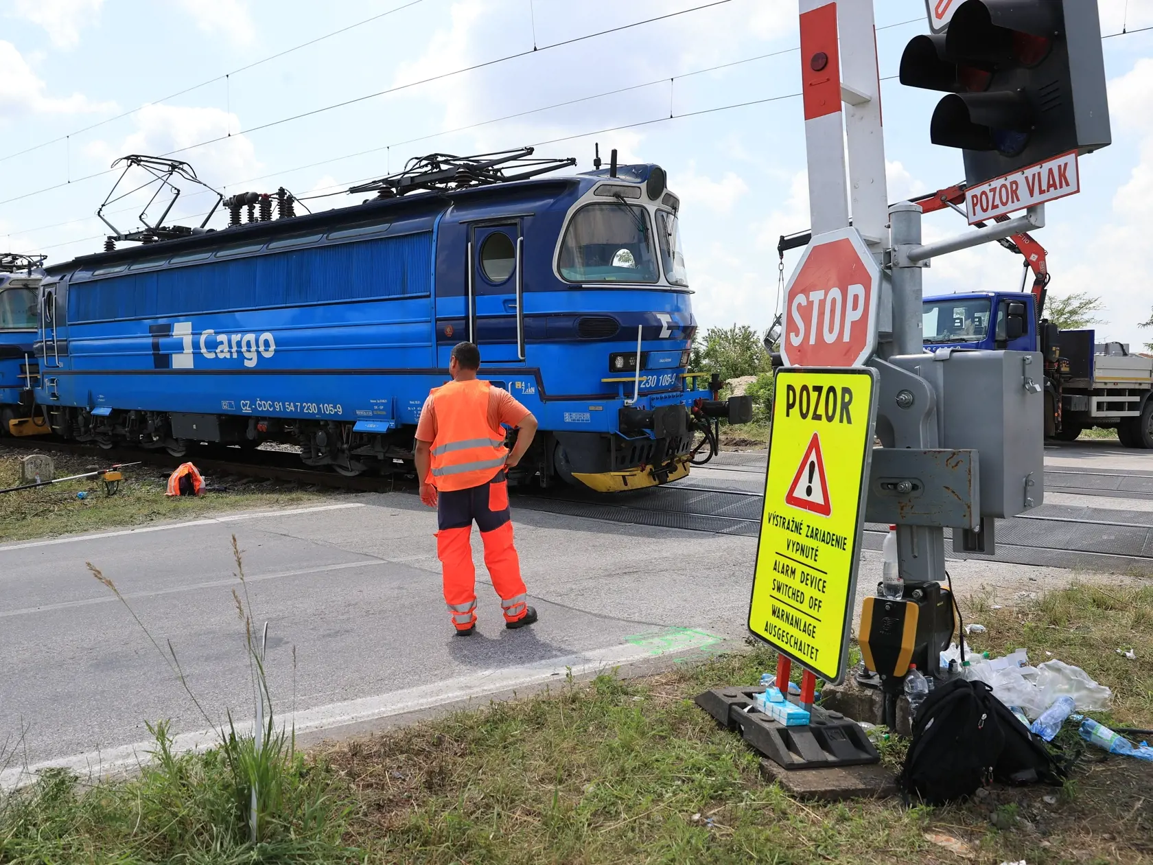 Pri Nových Zámkoch sa zrazil autobus s vlakom.