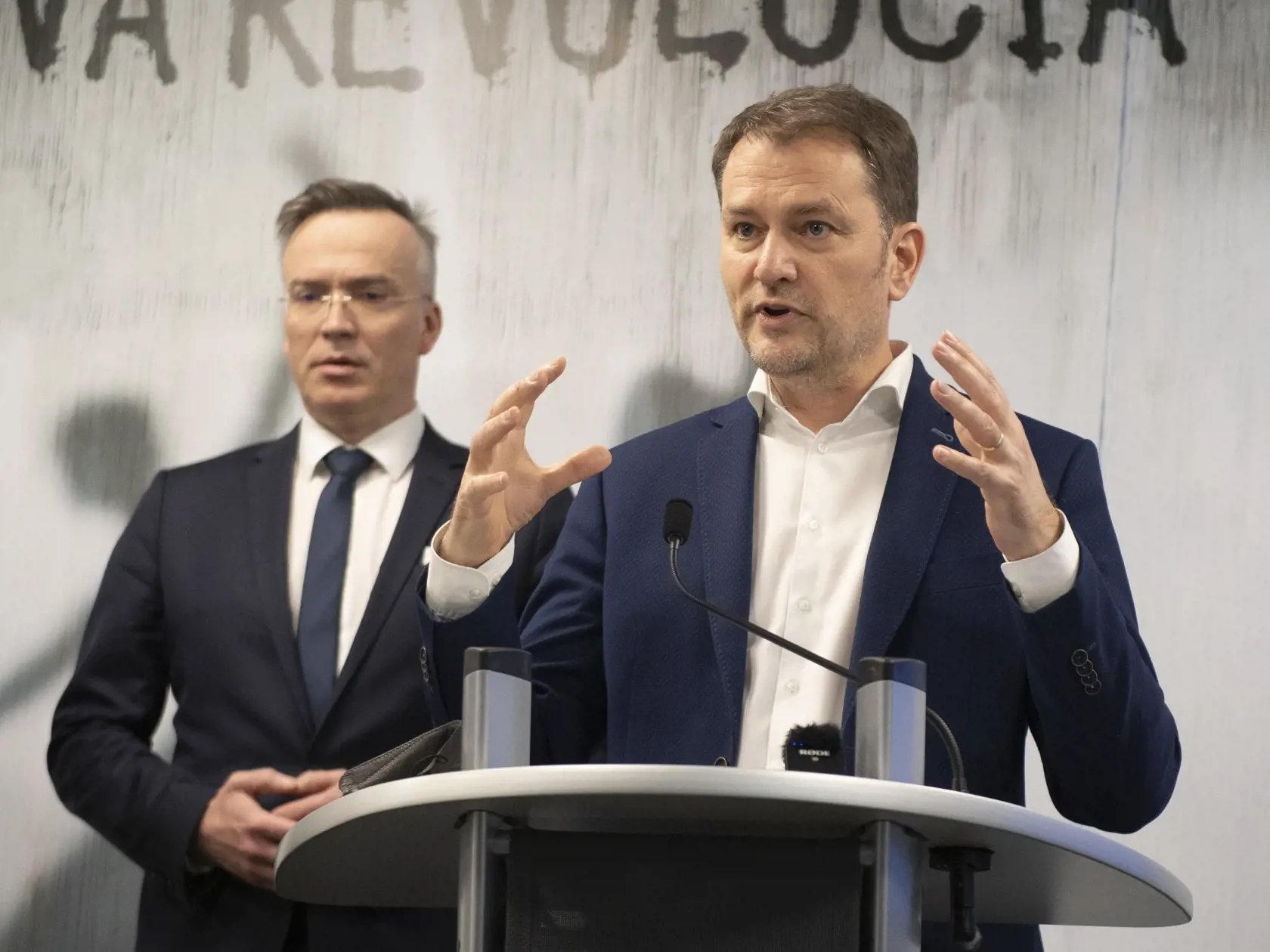 "Samosprávy sú v našej krajine jedna z mála inštitúcií, ktoré ešte ako-tak fungujú a poskytujú ľuďom kvalitné služby. Jeden megalomanský plán Igora Matoviča im však môže spôsobiť vážne problémy, viaceré z nich budú musieť zvýšiť miestne dane a mnohé z nich to ani nemusia prežiť," vyhlásil v stanovisku Šimečka.