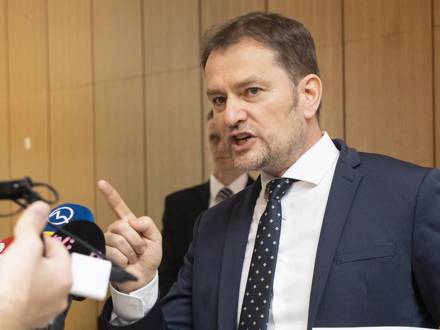 "Samosprávy sú v našej krajine jedna z mála inštitúcií, ktoré ešte ako-tak fungujú a poskytujú ľuďom kvalitné služby. Jeden megalomanský plán Igora Matoviča im však môže spôsobiť vážne problémy, viaceré z nich budú musieť zvýšiť miestne dane a mnohé z nich to ani nemusia prežiť," vyhlásil v stanovisku Šimečka.