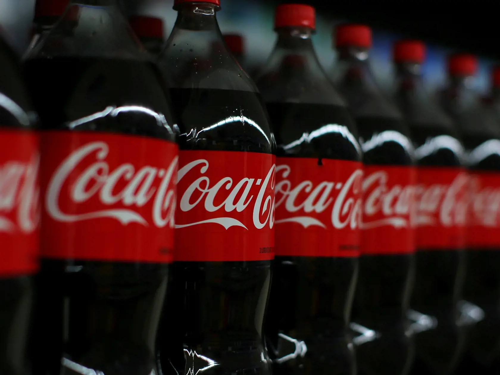 Spoločnosť Coca-Cola vydala rozsiahle vyhlásenie o stiahnutí 26 miliónov fliaš, ktoré môžu obsahovať kovové črepiny.