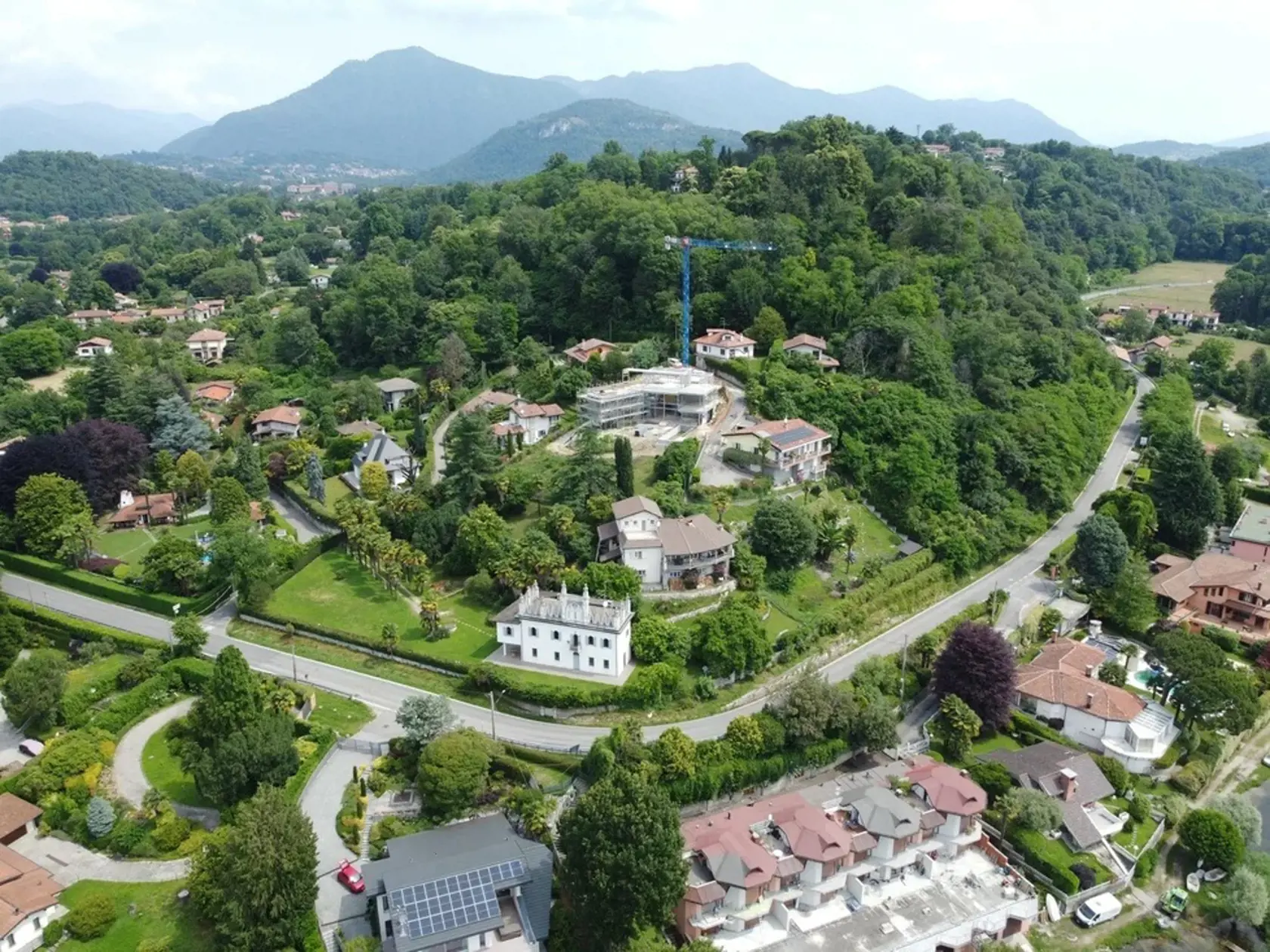 Talianska vila  Dary Rolins a Pavla Nedvěda má už hotové tretie poschodie.