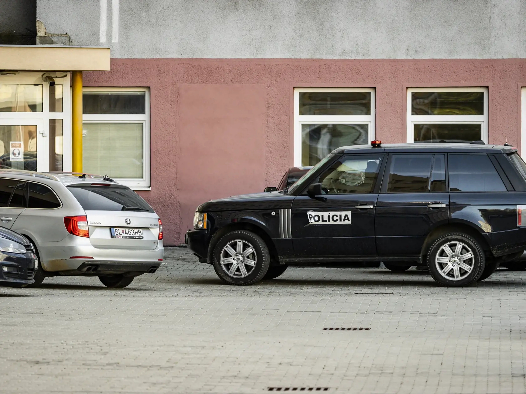 Príslušníci Národnej kriminálnej agentúry eskortovali do budovy Prezídia policajného zboru bývalého Prezidenta PZ SR Tibora Gašpara v rámci akcie Očistec.