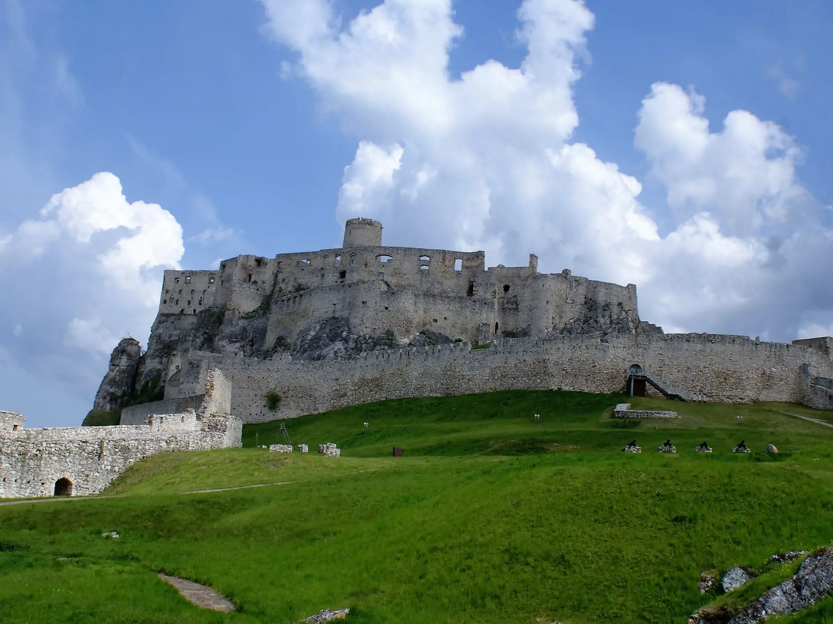 Spišský hrad, ohromujúca pevnosť nad mestom Spišské Podhradie na východnom Slovensku, patrí medzi najväčšie hradné komplexy v stredovekej Európe a je zároveň zapísaný na zozname svetového dedičstva UNESCO.
