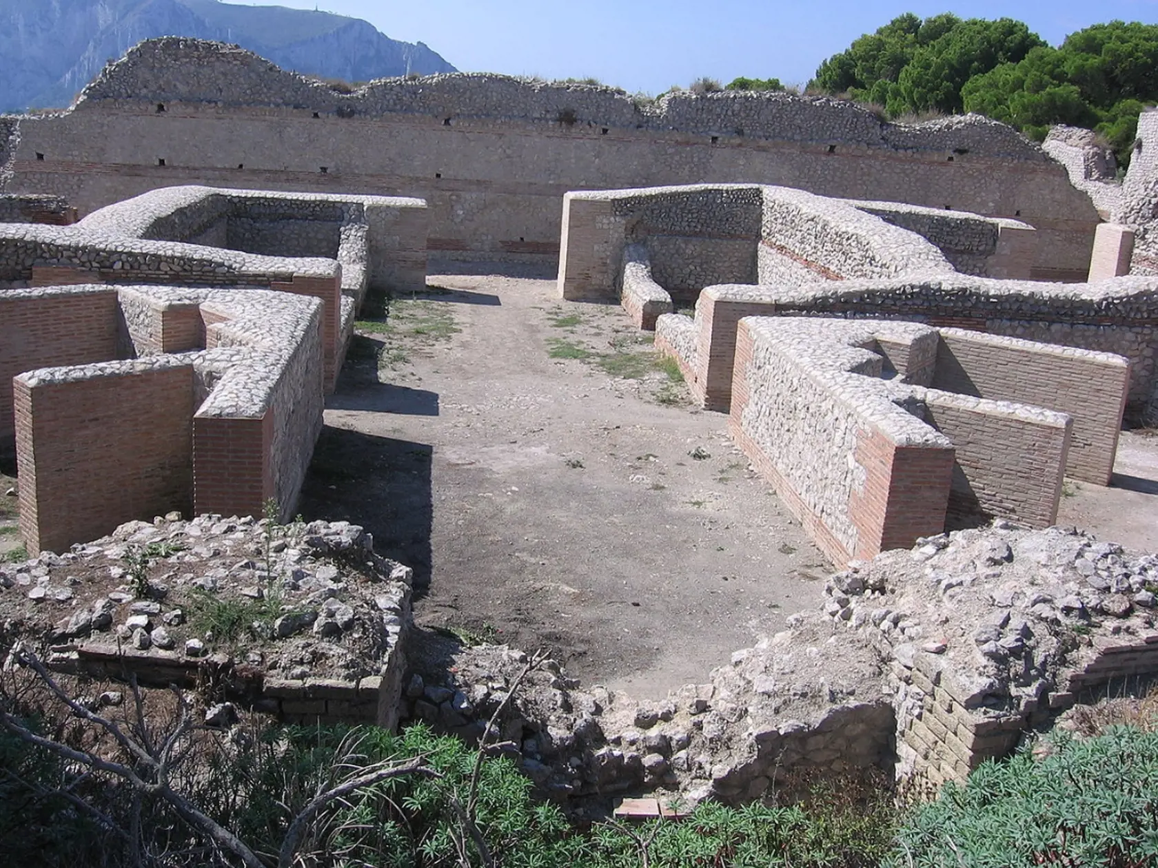 Ruiny Villa Iovis na ostrove Capri, kde Tiberius strávil posledné roky svojho života.