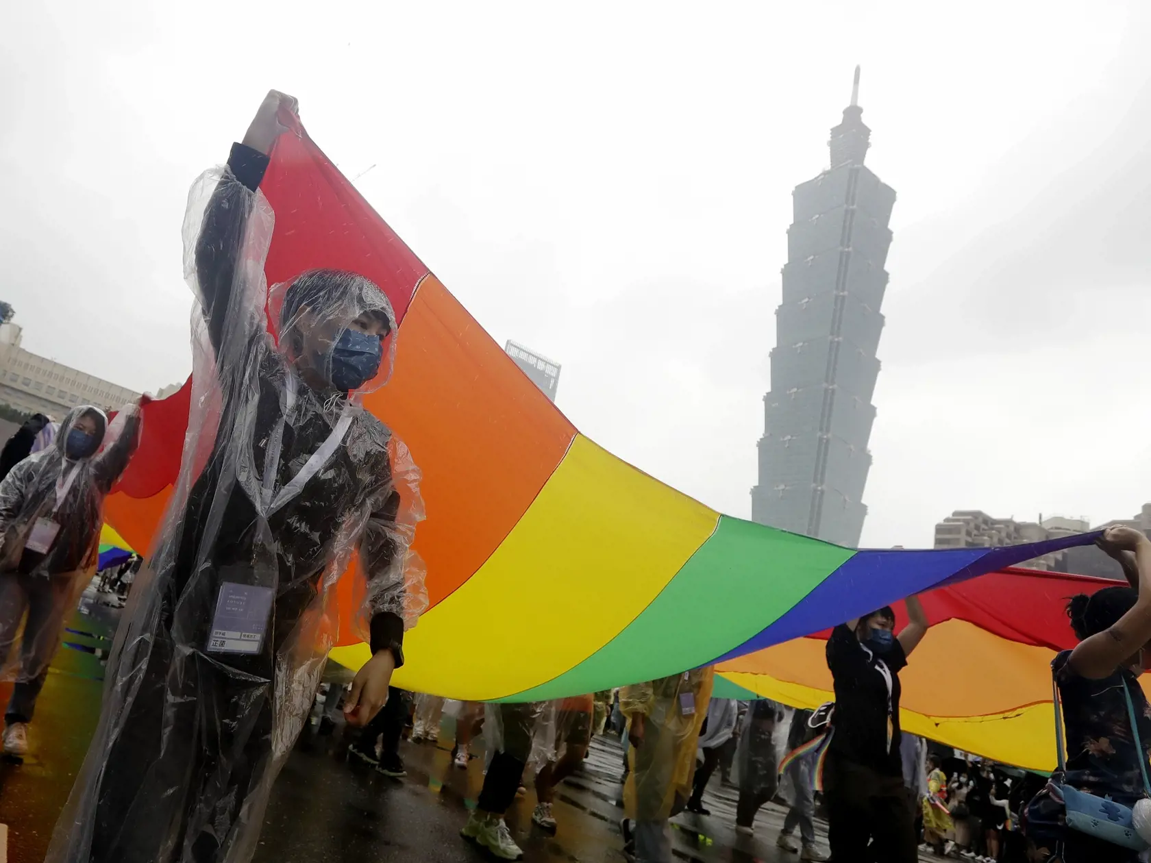 PK 37 Tchaj-pej - Na snímke účastníci 20. ročníka pochodu sexuálnych menších držia dúhovú vlajku v taiwanskej metropole Tchaj-pej 29. októbra 2022. ribližne 120.000 ľudí sa v sobotu zúčastnilo na 20. ročníku pochodu sexuálnych menších v taiwanskej metropole Tchaj-pej. Do ulíc vyšli napriek daždivému počasiu, a to v pršiplášťoch či dúhovom oblečení, pričom mnohí niesli aj dúhové vlajky či vlajočky. FOTO TASR/AP 

Participants revel through a street during the annual Taiwan LGBT Pride parade in Ta