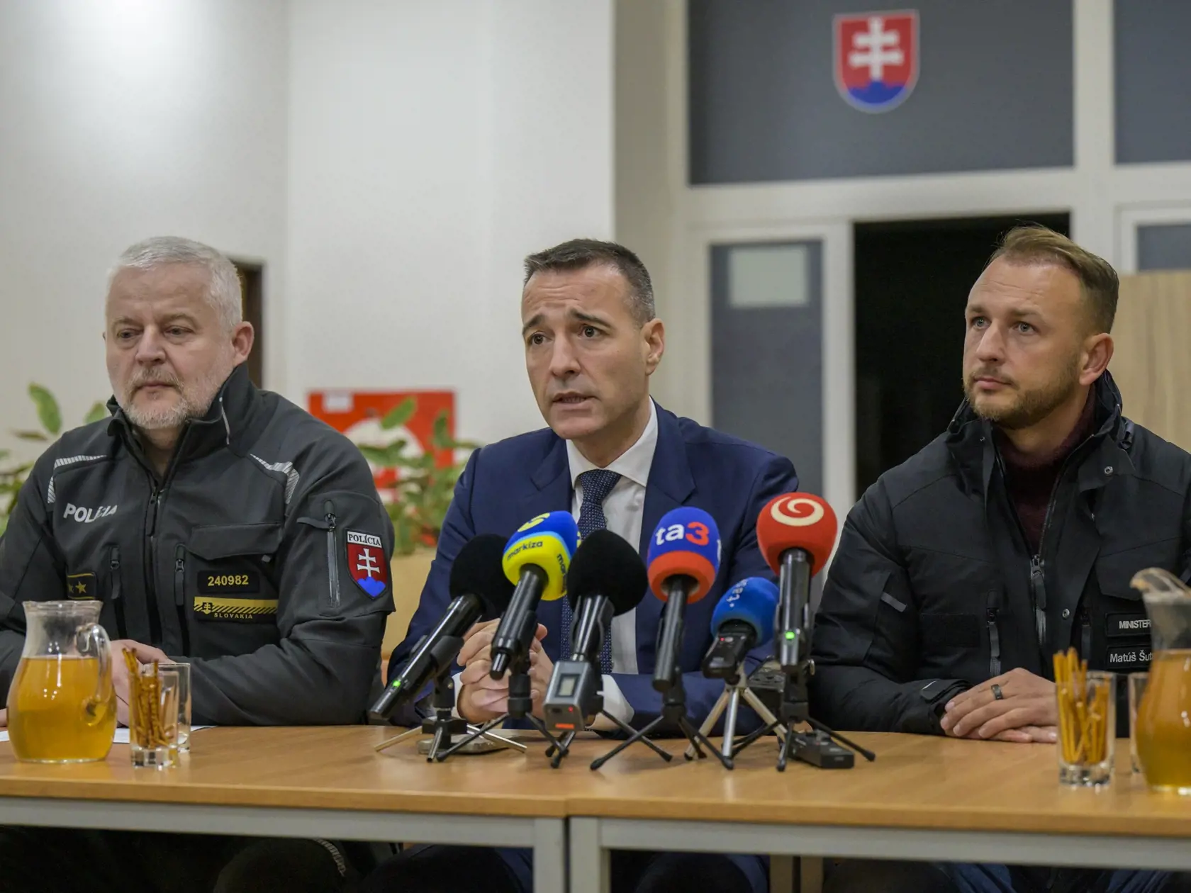 Na snímke zľava prezident Policajného zboru (PZ) SR Ľubomír Solák, minister školstva, výskumu, vývoja a mládeže SR Tomáš Drucker a minister vnútra Matúš Šutaj Eštok (obaja HLAS-SD) informujú počas tlačovej konferencie o útoku nožom na gymnáziu v meste Spišská Stará Ves (okres Kežmarok) vo štvrtok 16. januára 2025. Po útoku hlásia dvoch mŕtvych. Obeťami útoku sú dve ženy, 18-ročná študentka a 51-ročná zástupkyňa riaditeľa. Zranená bola 18-ročná žiačka, ktorú so stredne ťažkými poraneniami previezli do nemocnice v Poprade. Na mieste boli ošetrení aj 51-ročný muž a 62-ročná žena z dôvodu akútnej stresovej reakcie. FOTO TASR - Veronika Mihaliková