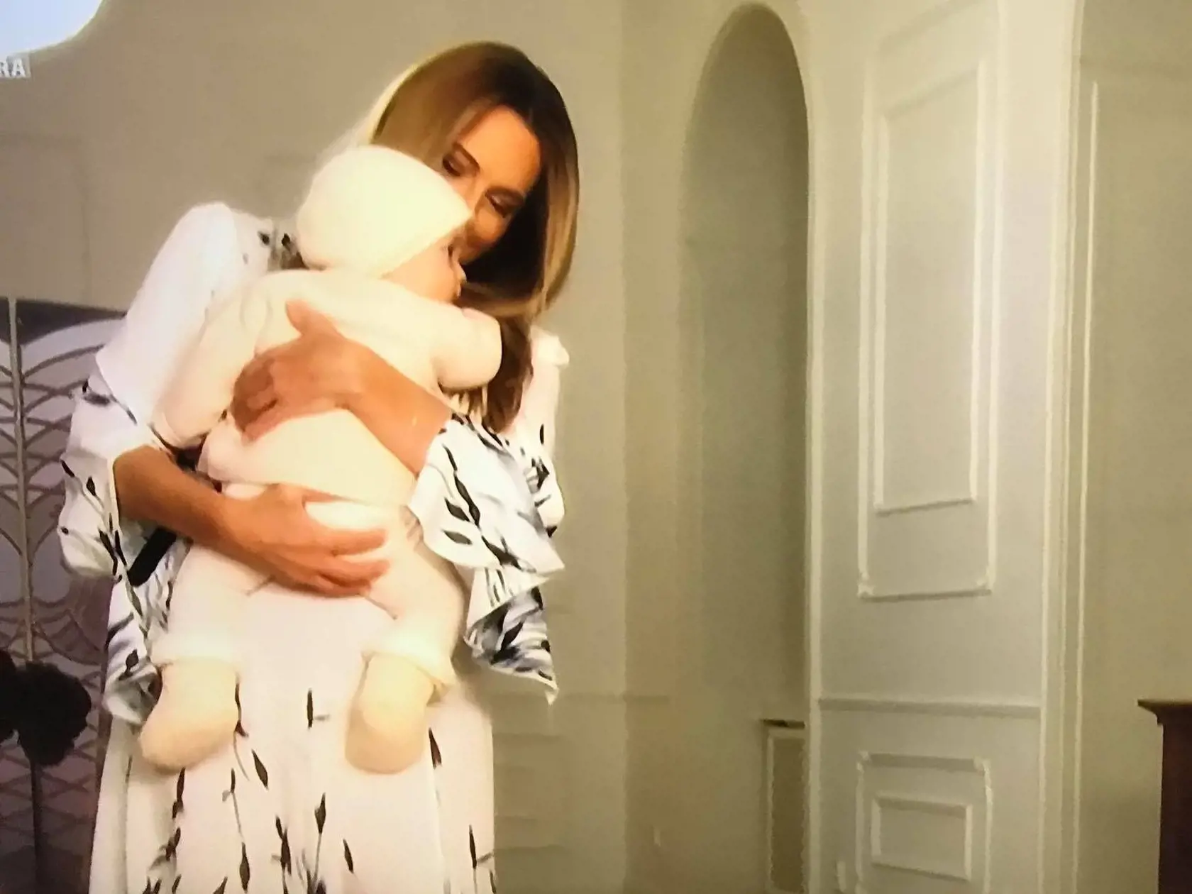 Erike Judínyovej robila v závere relácie Smotánky spoločnosť jej polročná dcérka Ella. Išlo o zábery zo skúšky outfitov na moderovanie.