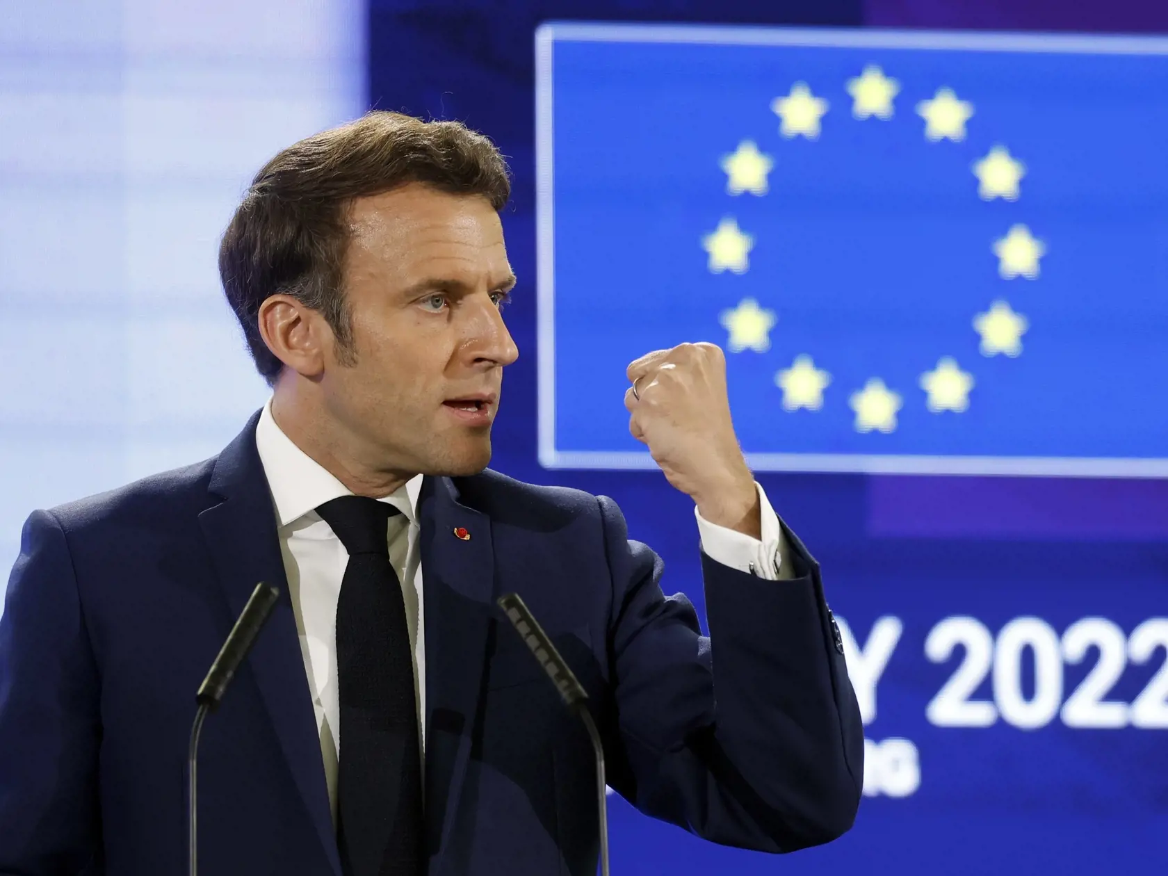 Macron tvrdí, že môže trvať celé "desaťročia", kým sa Ukrajina stane členom EÚ. Ukrajina by totiž pred prijatím do EÚ musela spĺňať prísne kritéria v oblasti správy vecí verejných, boja proti korupcii či uplatňovania zásad právneho štátu.