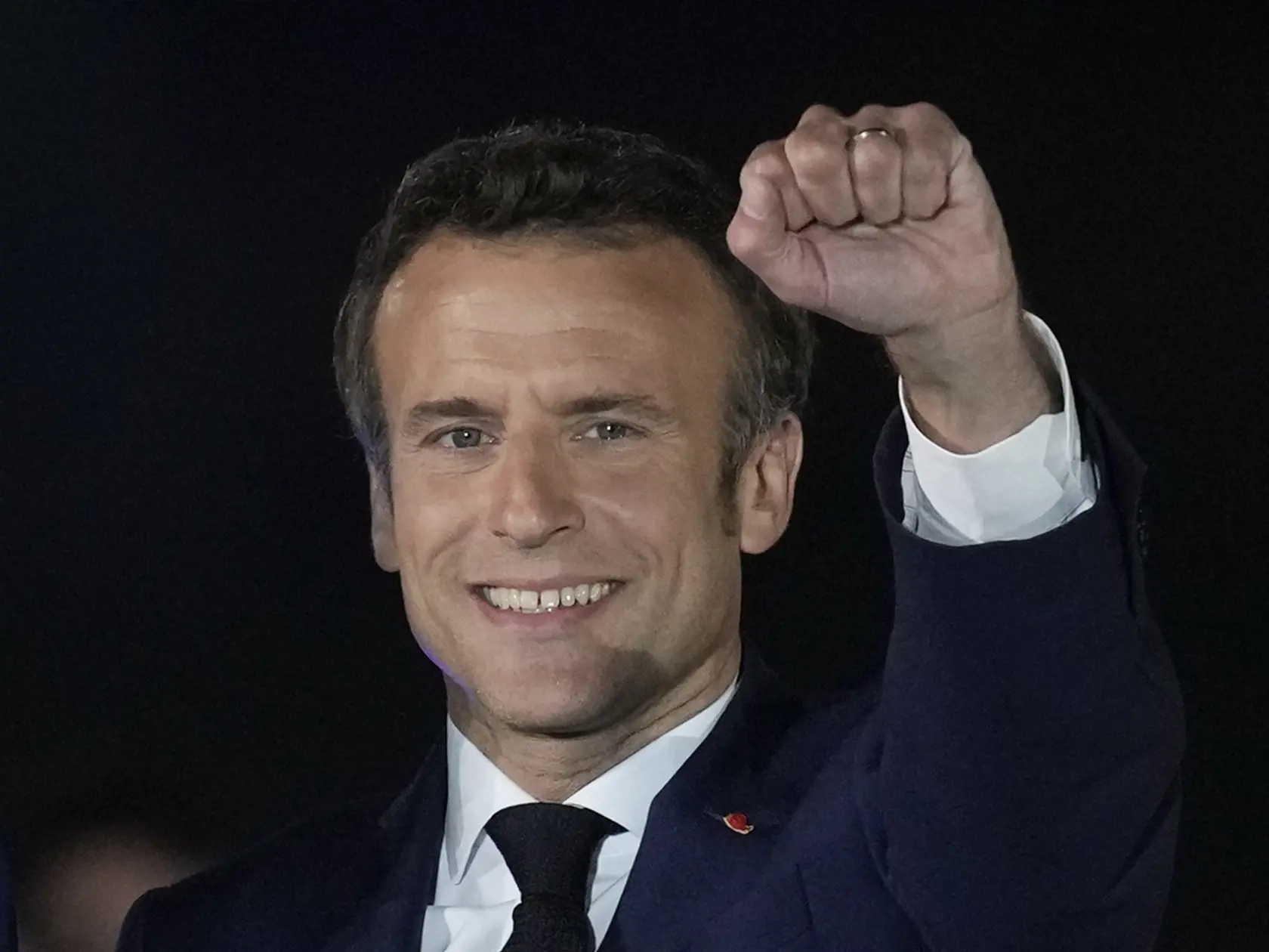 Macron tvrdí, že môže trvať celé "desaťročia", kým sa Ukrajina stane členom EÚ. Ukrajina by totiž pred prijatím do EÚ musela spĺňať prísne kritéria v oblasti správy vecí verejných, boja proti korupcii či uplatňovania zásad právneho štátu.