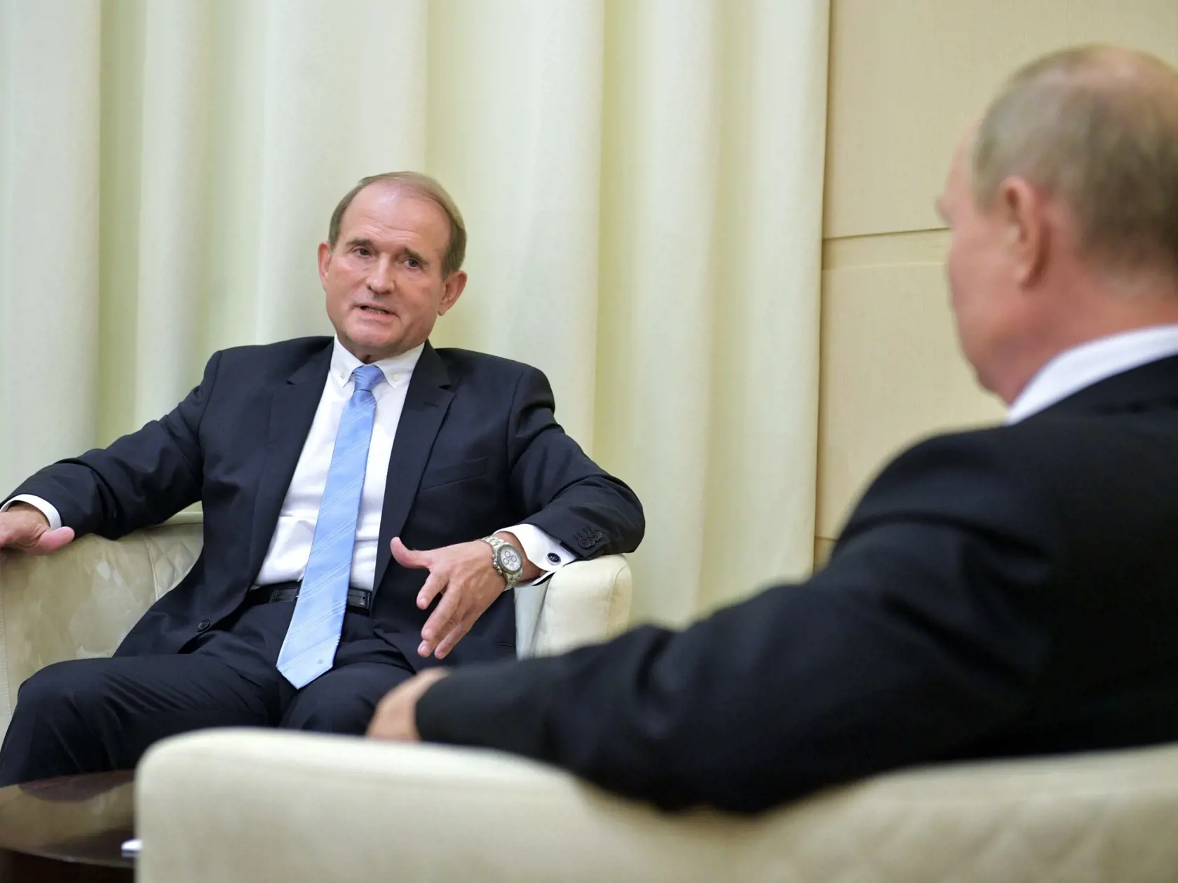 Na archívnej snímke zo 6. októbra 2020 ukrajinský oligarcha Viktor Medvedčuk (vľavo) a ruský prezident Vladimir Putin počas stretnutia v Moskve.