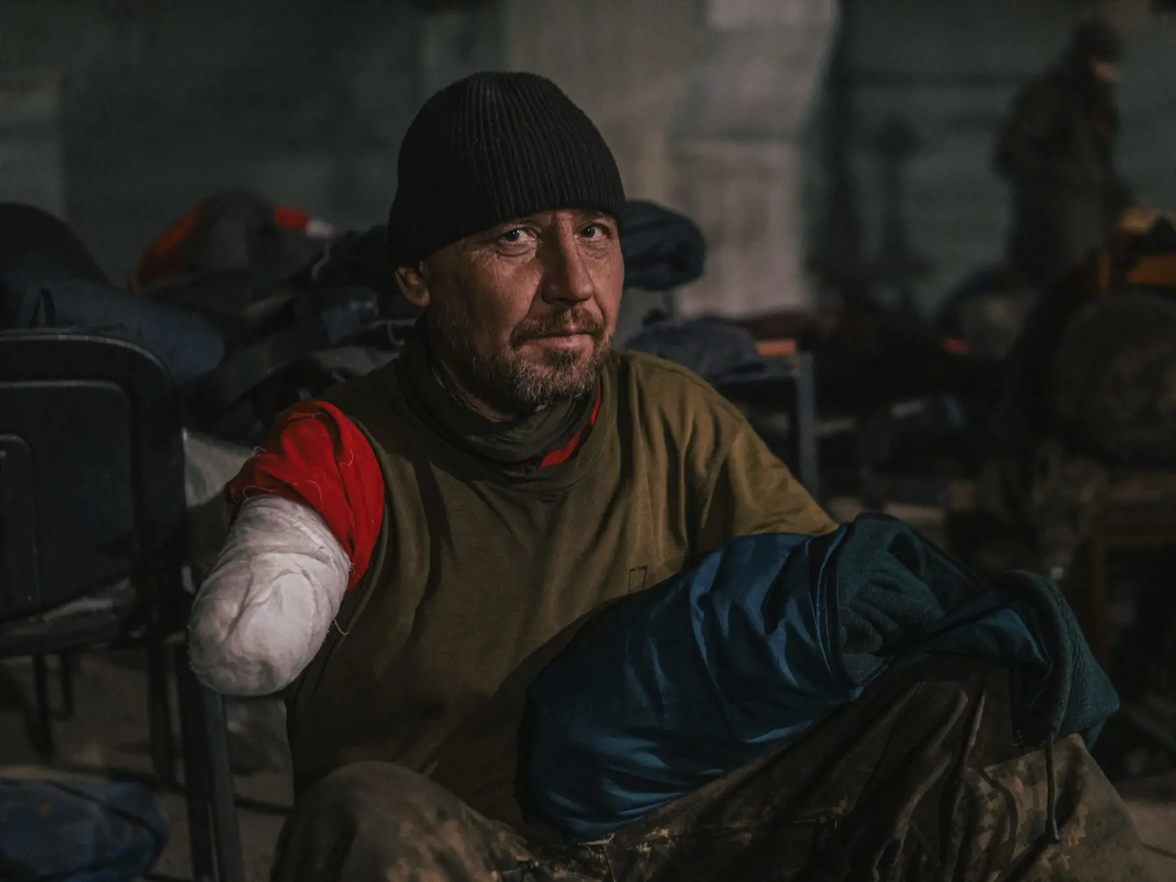 Na snímke, ktorú poskytol pluk Azov Národnej gardy Ukrajiny, príslušník ukrajinskej jednotky špeciálneho určenia Azov, zranený počas bojov protu ruským jednotkám, pózuje fotografovi v oceliarni Azovstaľ 10. mája 2022 v Mariupole.
