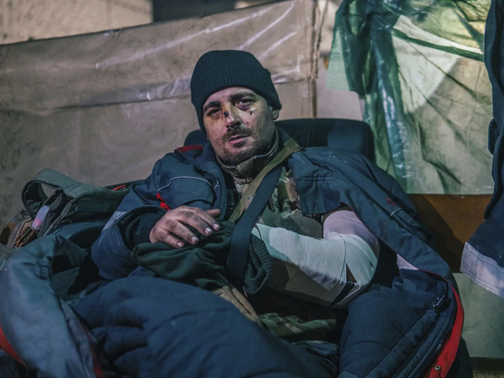 Na snímke, ktorú poskytol pluk Azov Národnej gardy Ukrajiny, príslušník ukrajinskej jednotky špeciálneho určenia Azov, zranený počas bojov protu ruským jednotkám, pózuje fotografovi v oceliarni Azovstaľ 10. mája 2022 v Mariupole.
