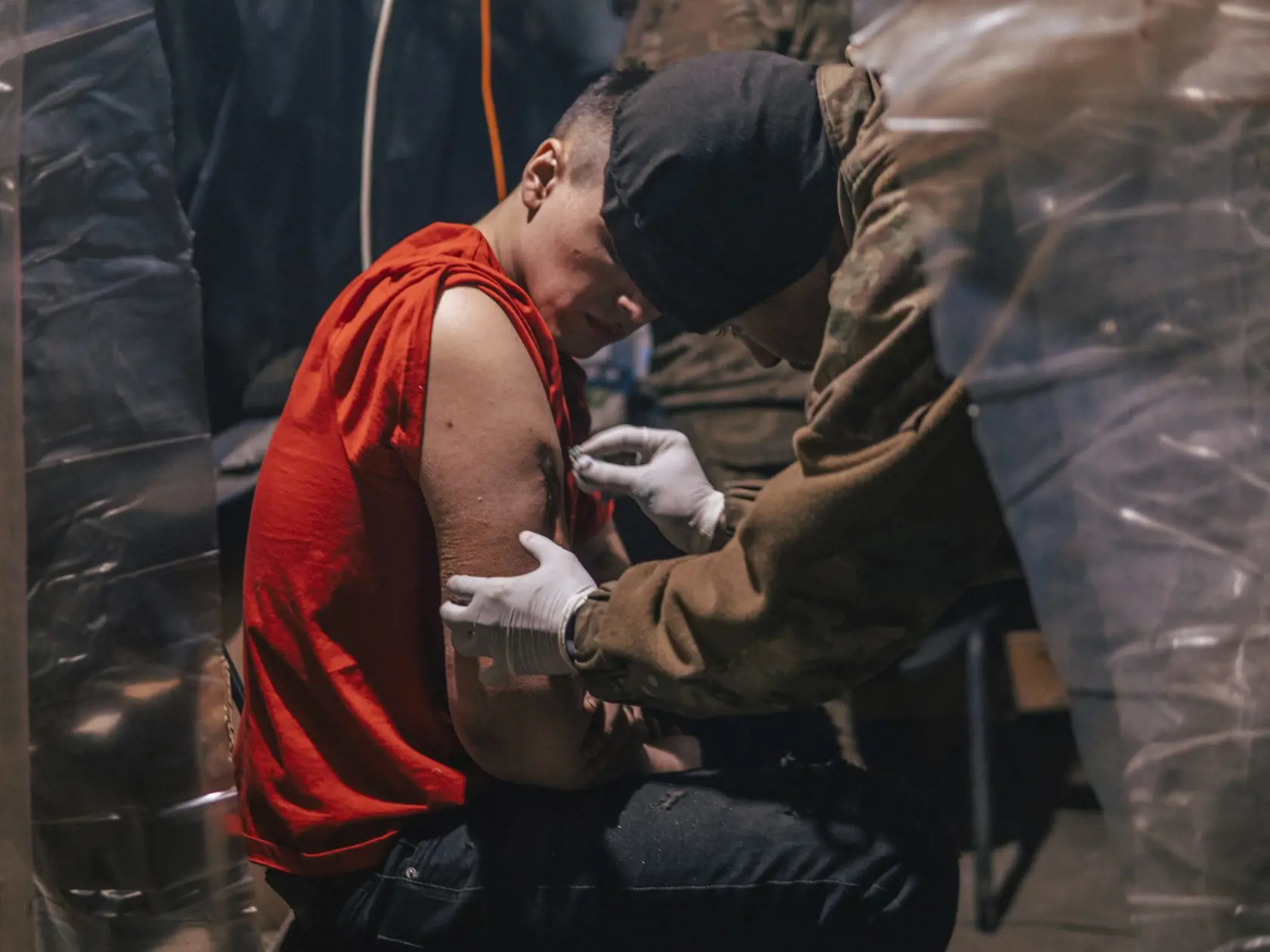 Na snímke, ktorú poskytol pluk Azov Národnej gardy Ukrajiny, príslušník ukrajinskej jednotky špeciálneho určenia Azov, zranený počas bojov protu ruským jednotkám, pózuje fotografovi počas ošetrenia v oceliarni Azovstaľ 10. mája 2022 v Mariupole.