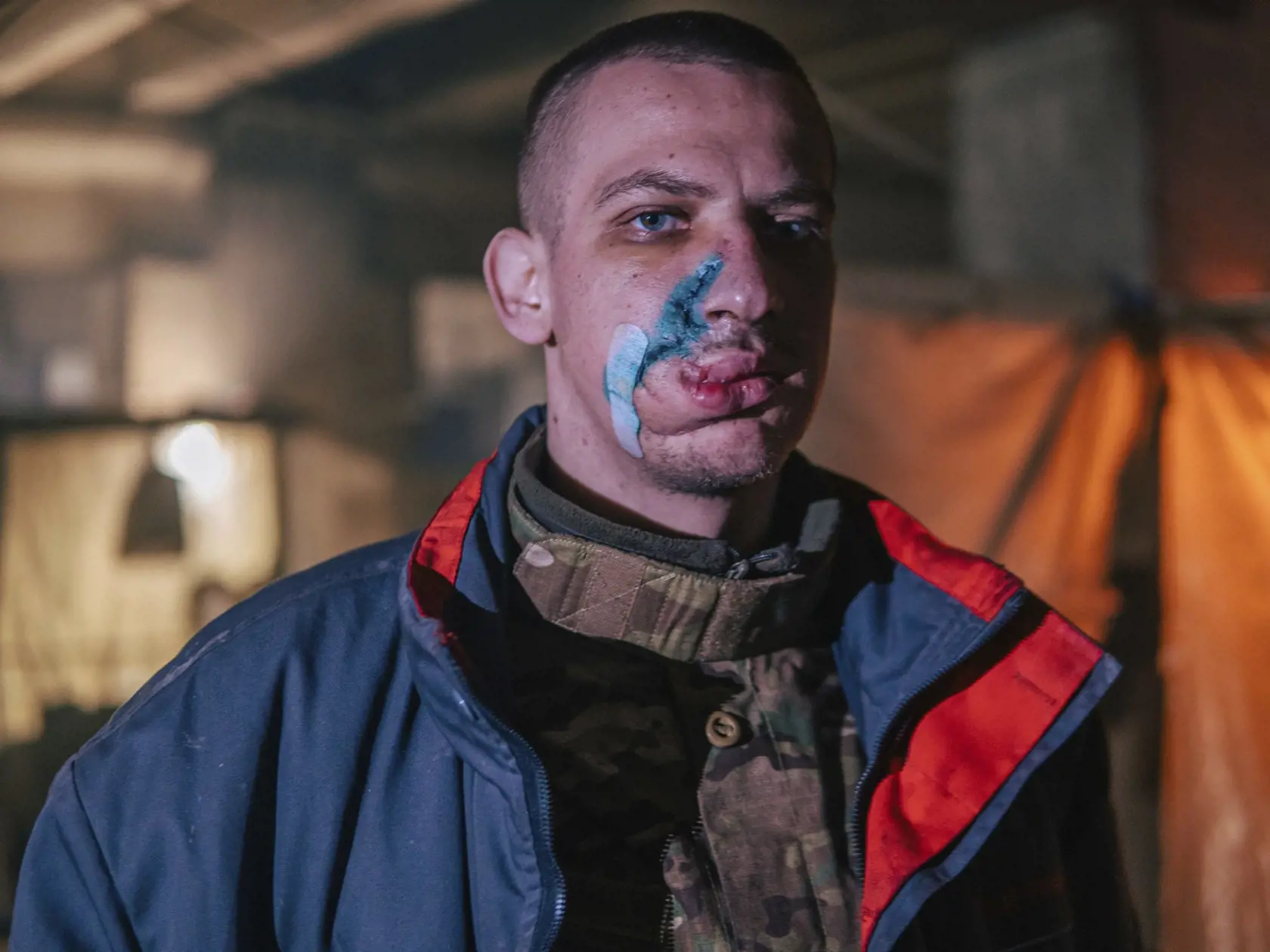 Na snímke, ktorú poskytol pluk Azov Národnej gardy Ukrajiny, príslušník ukrajinskej jednotky špeciálneho určenia Azov, zranený počas bojov protu ruským jednotkám, pózuje fotografovi v oceliarni Azovstaľ 10. mája 2022 v Mariupole.