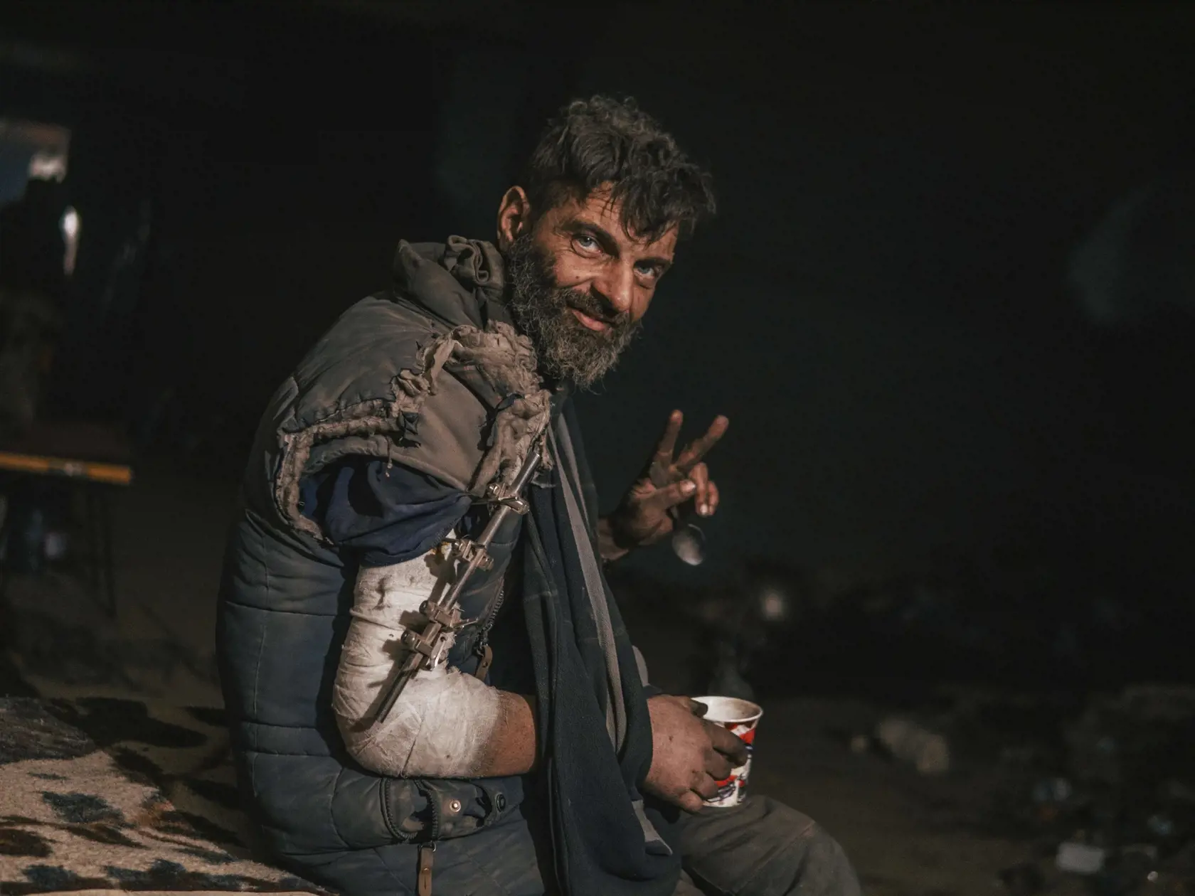 Na snímke, ktorú poskytol pluk Azov Národnej gardy Ukrajiny, zranený príslušník ukrajinskej jednotky špeciálneho určenia Azov pózuje fotografovi v oceliarni Azovstaľ 10. mája 2022 v Mariupole.
