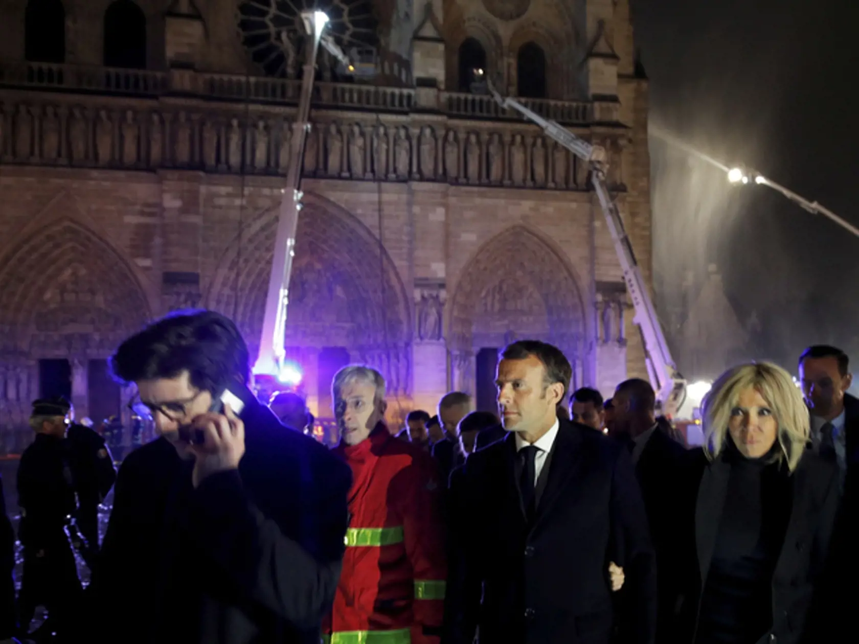 Prezident Emmanuel Macron čakal rovnako akoobčania.