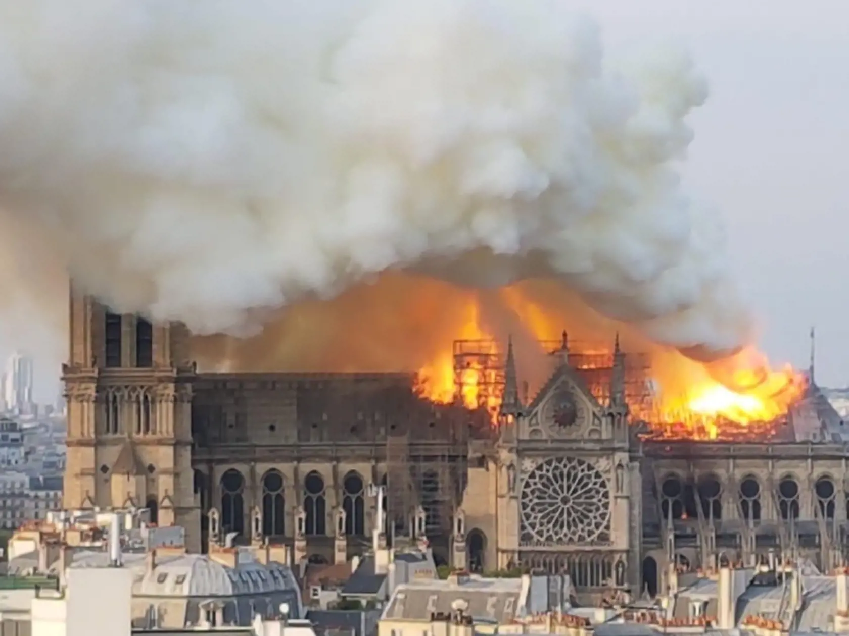Katedrála Notre Dame v plameňoch